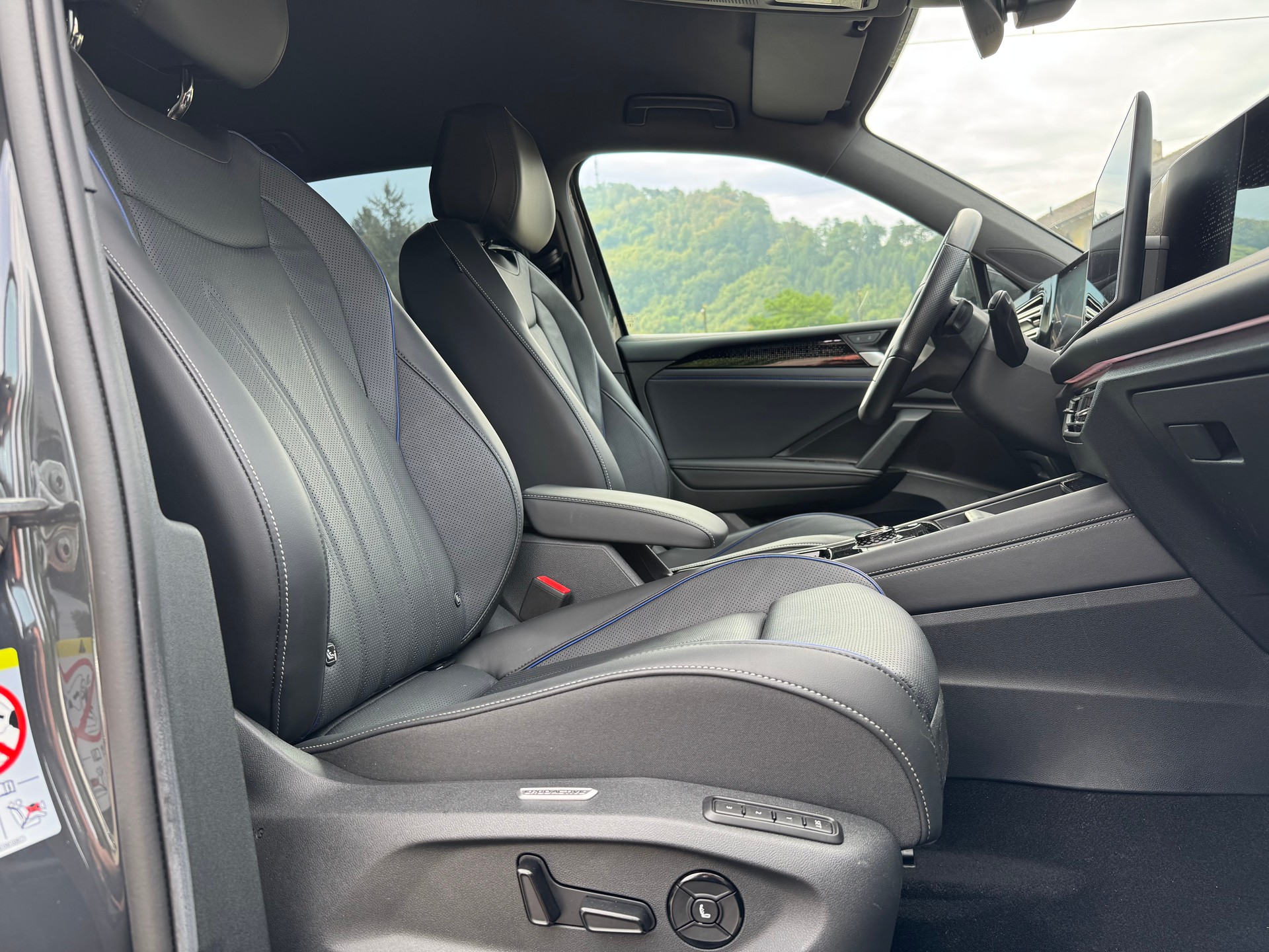 VW Tiguan 2.0 TDI SCR R-Line 4Motion DSG-image-10