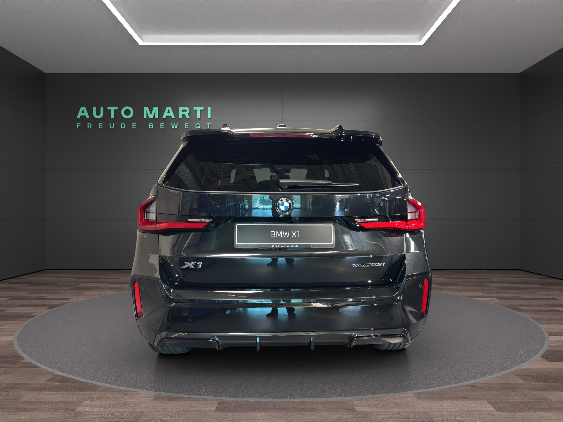 BMW X1 23i xDrive-showroom-element-3