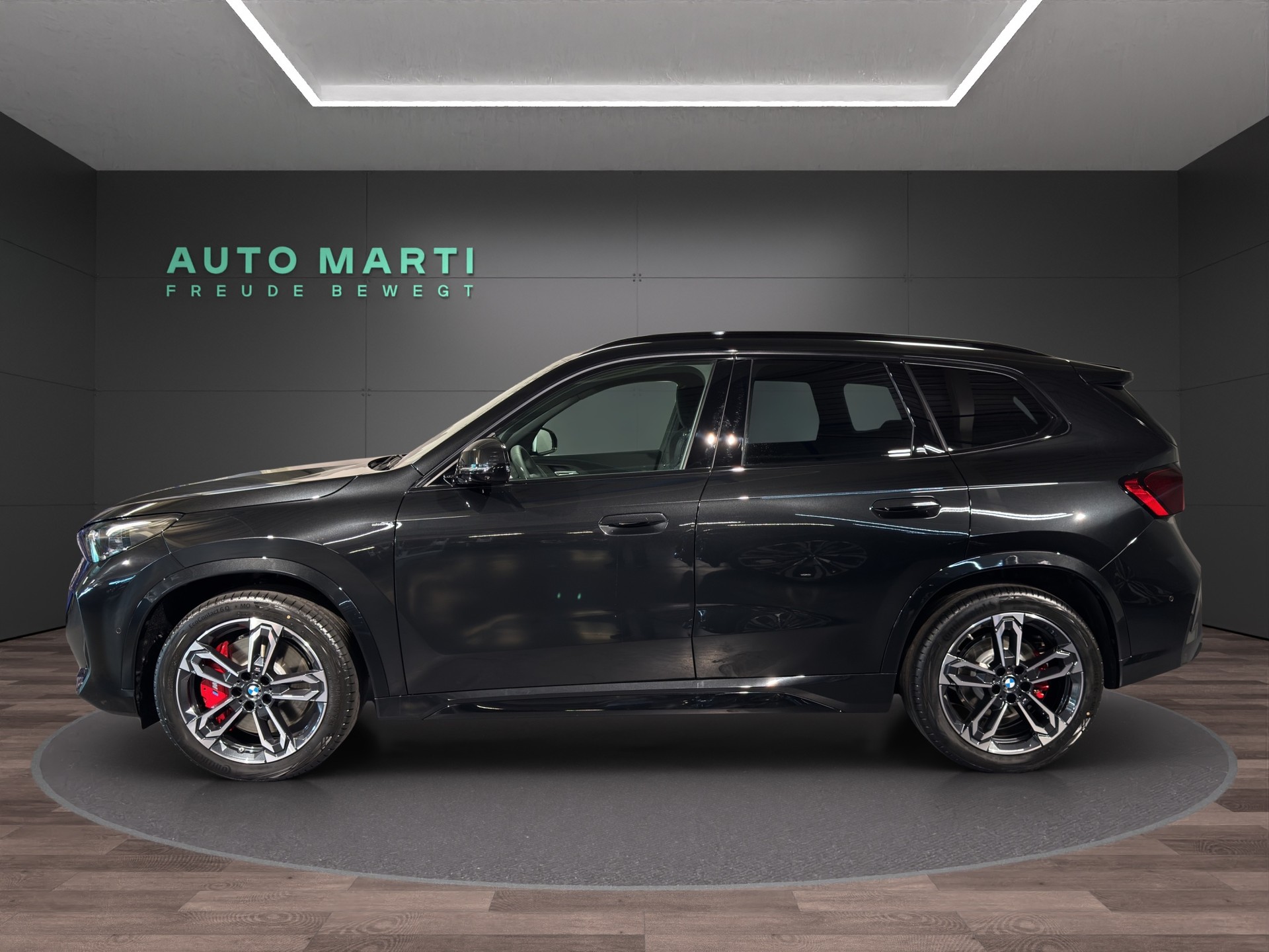 BMW X1 23i xDrive-showroom-element-1