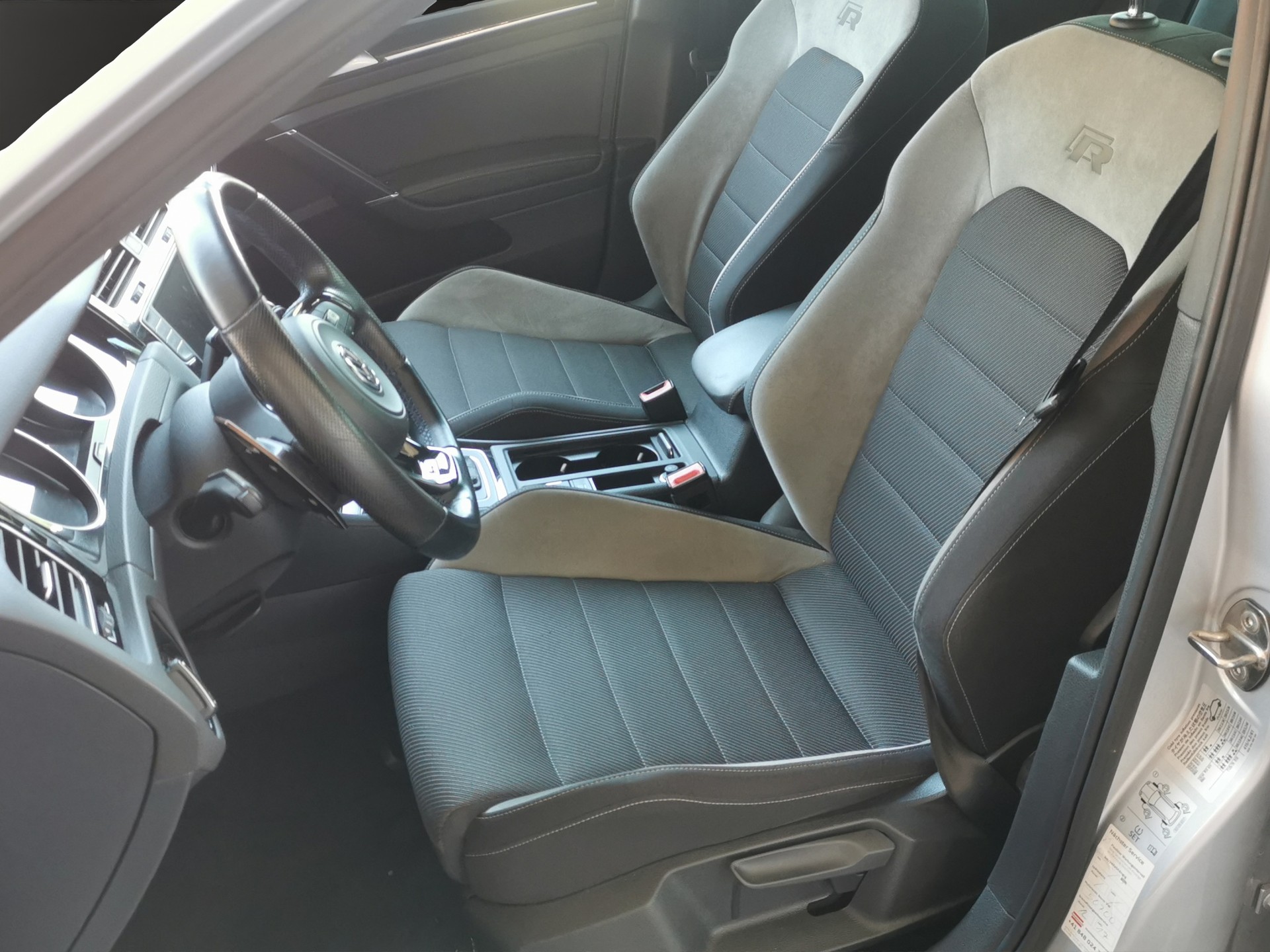 VW Golf 2.0 TSI R 4Motion DSG-image-10