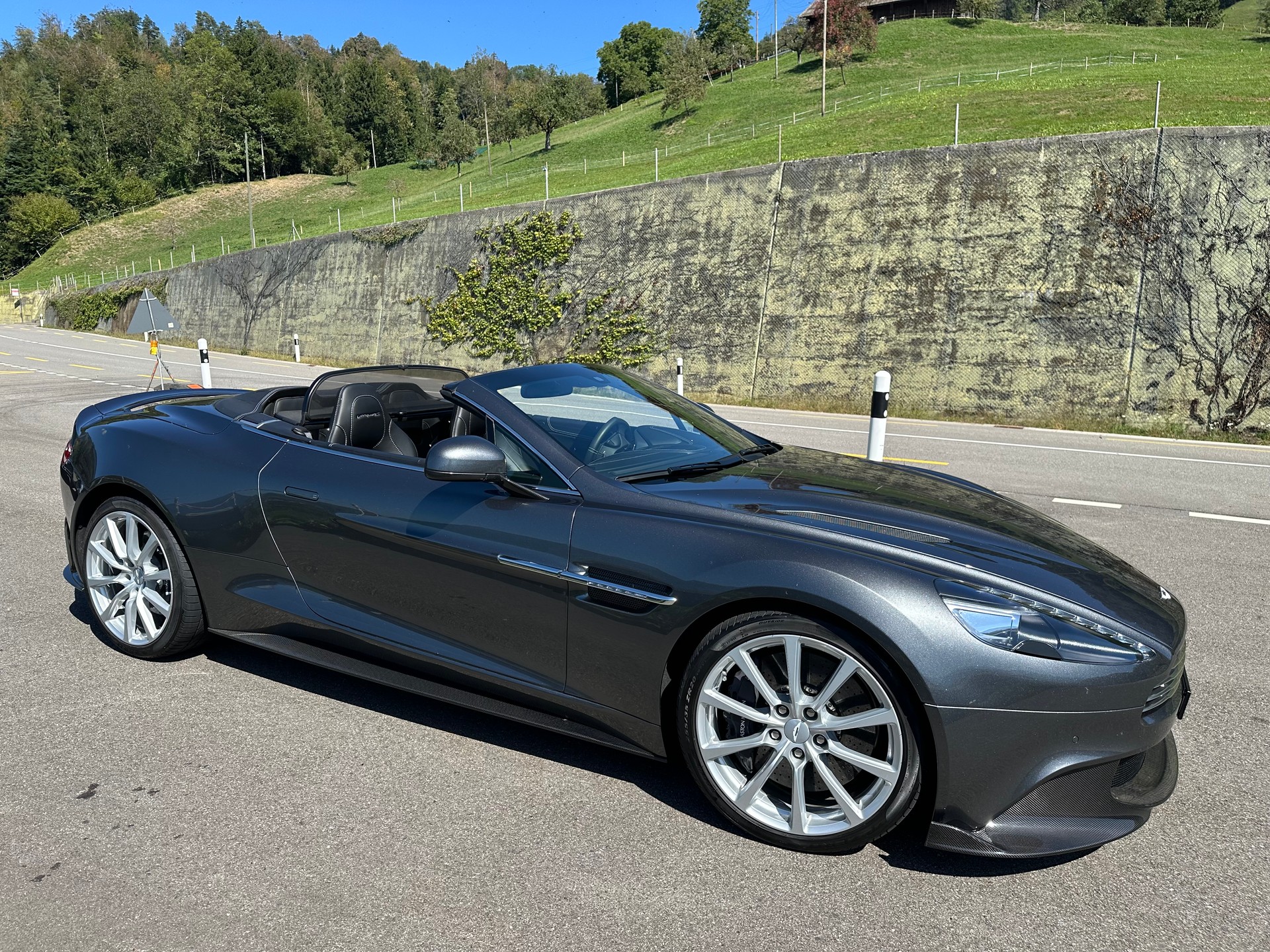 ASTON MARTIN 6.0 V12 Vanquish S Volante-image-1
