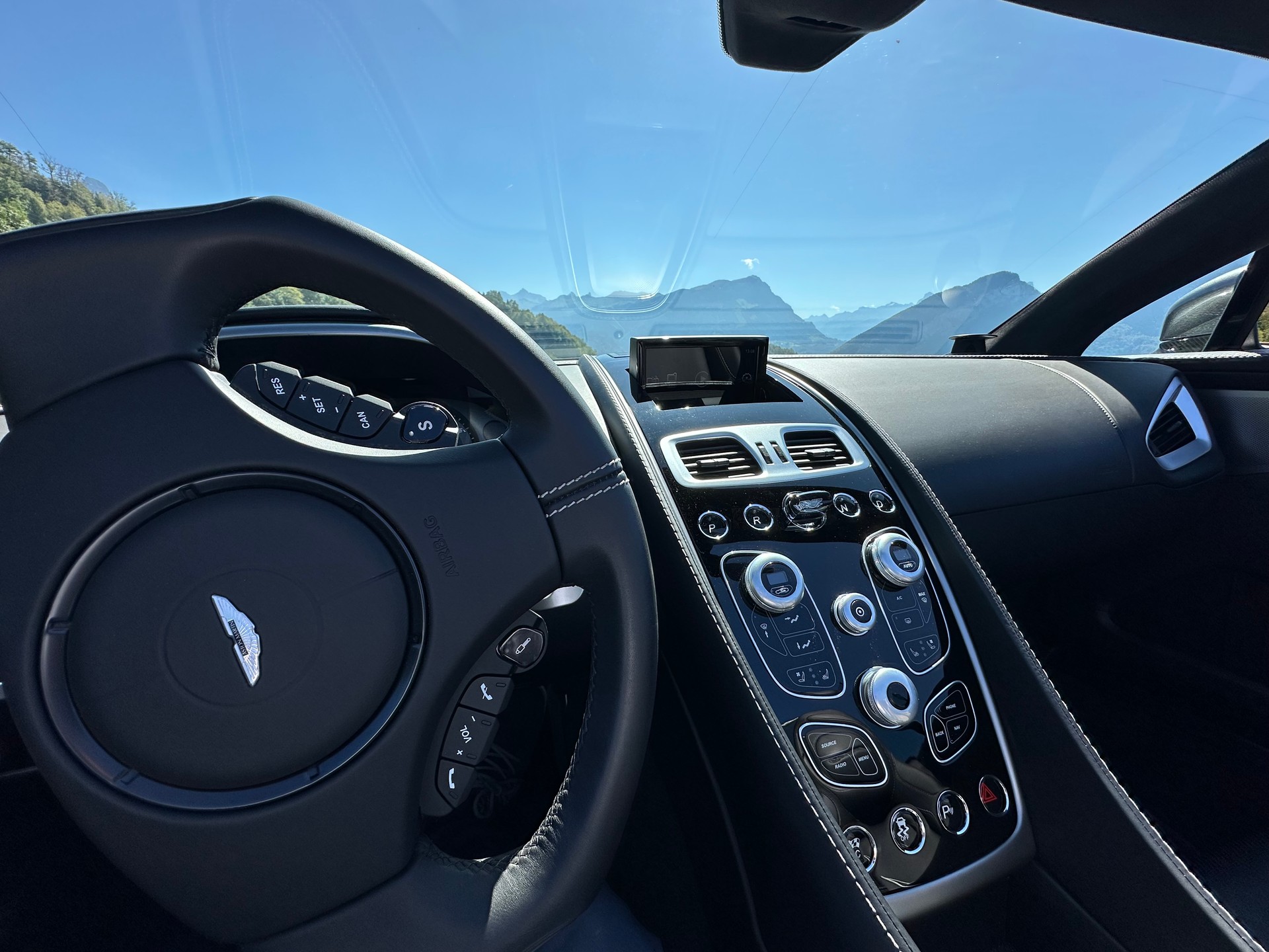 ASTON MARTIN 6.0 V12 Vanquish S Volante-image-11