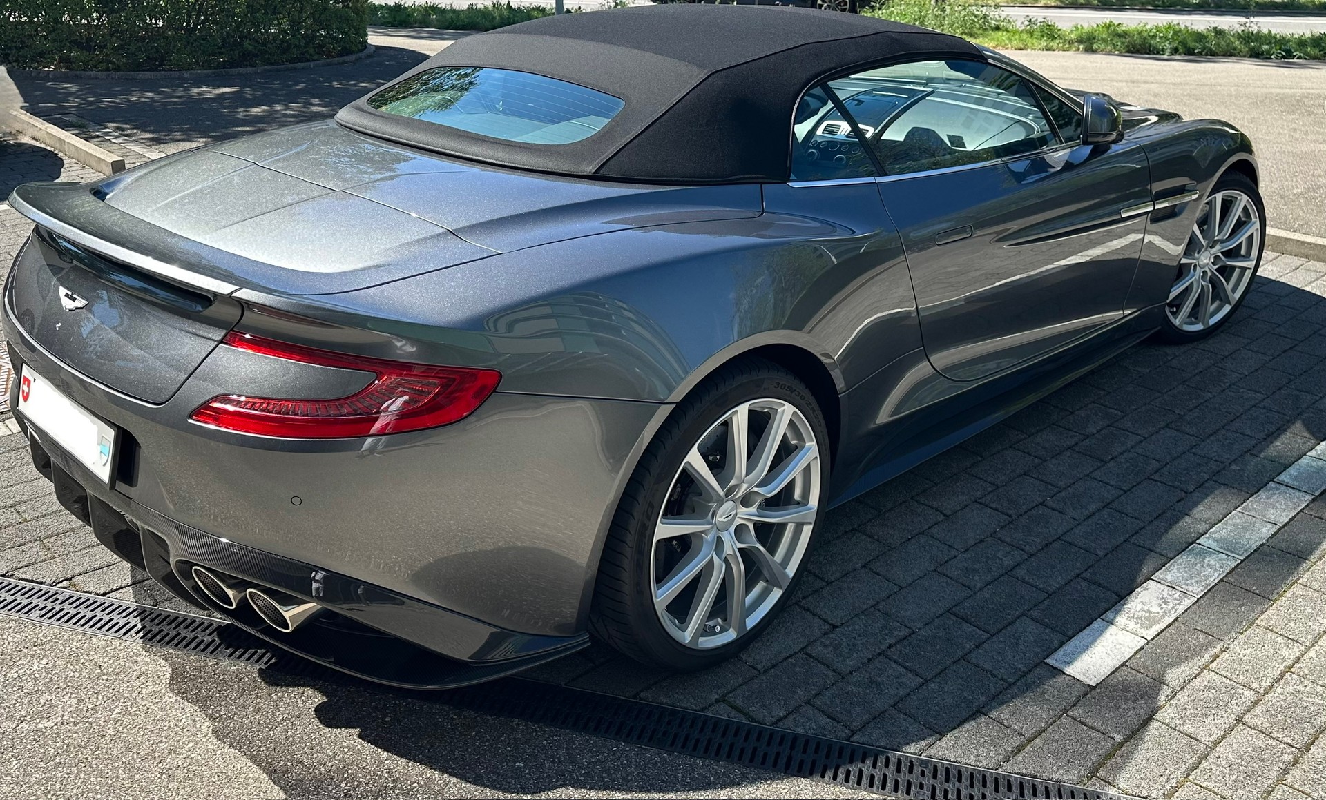 ASTON MARTIN 6.0 V12 Vanquish S Volante-image-10