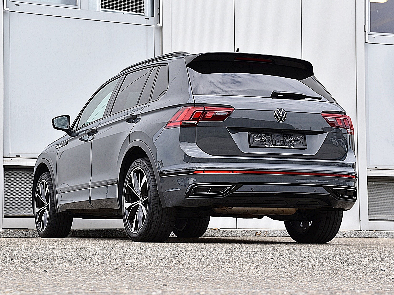 VW Tiguan 2.0 TSI R-Line 4Motion DSG-image-4