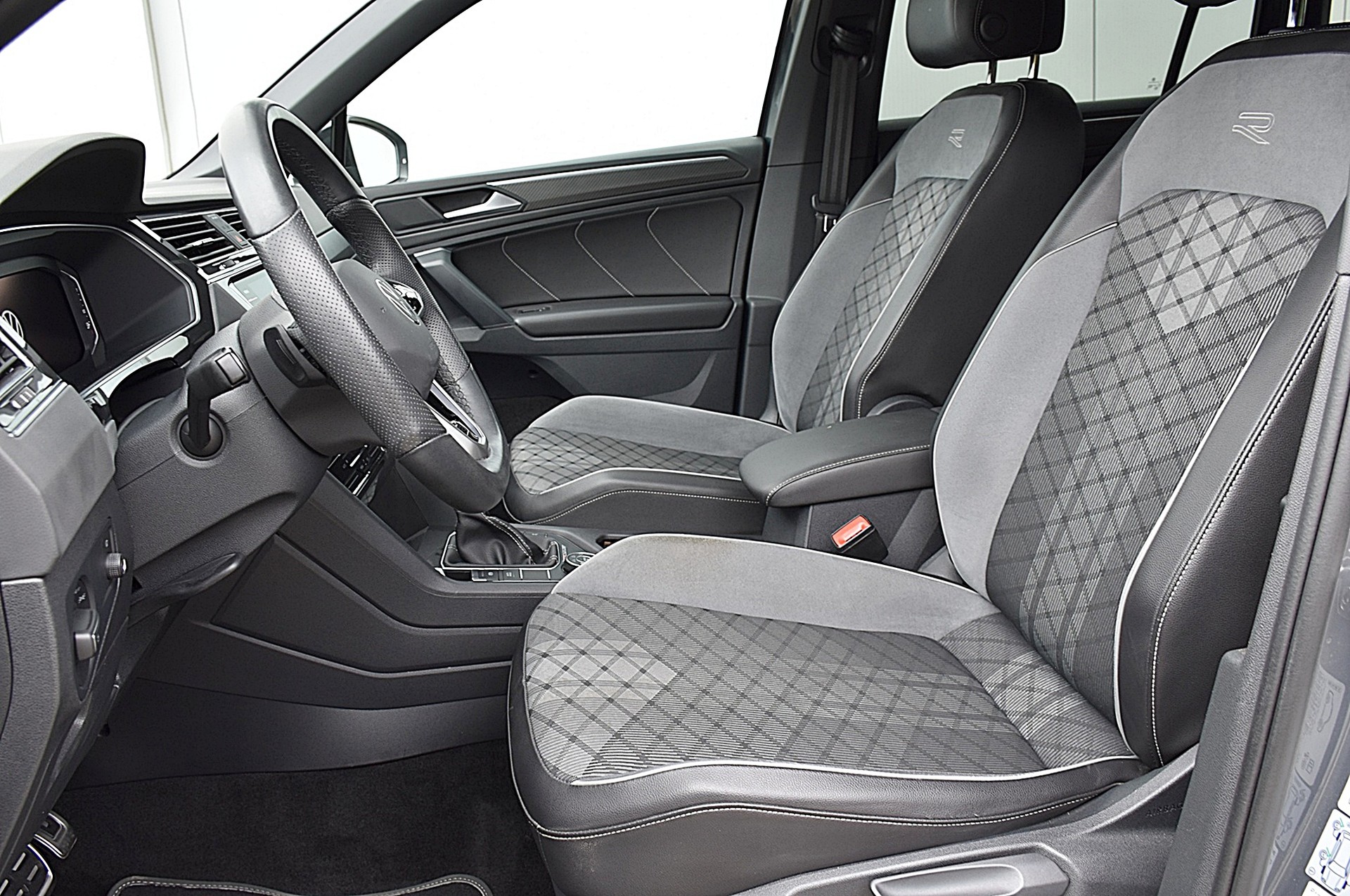 VW Tiguan 2.0 TSI R-Line 4Motion DSG-image-6