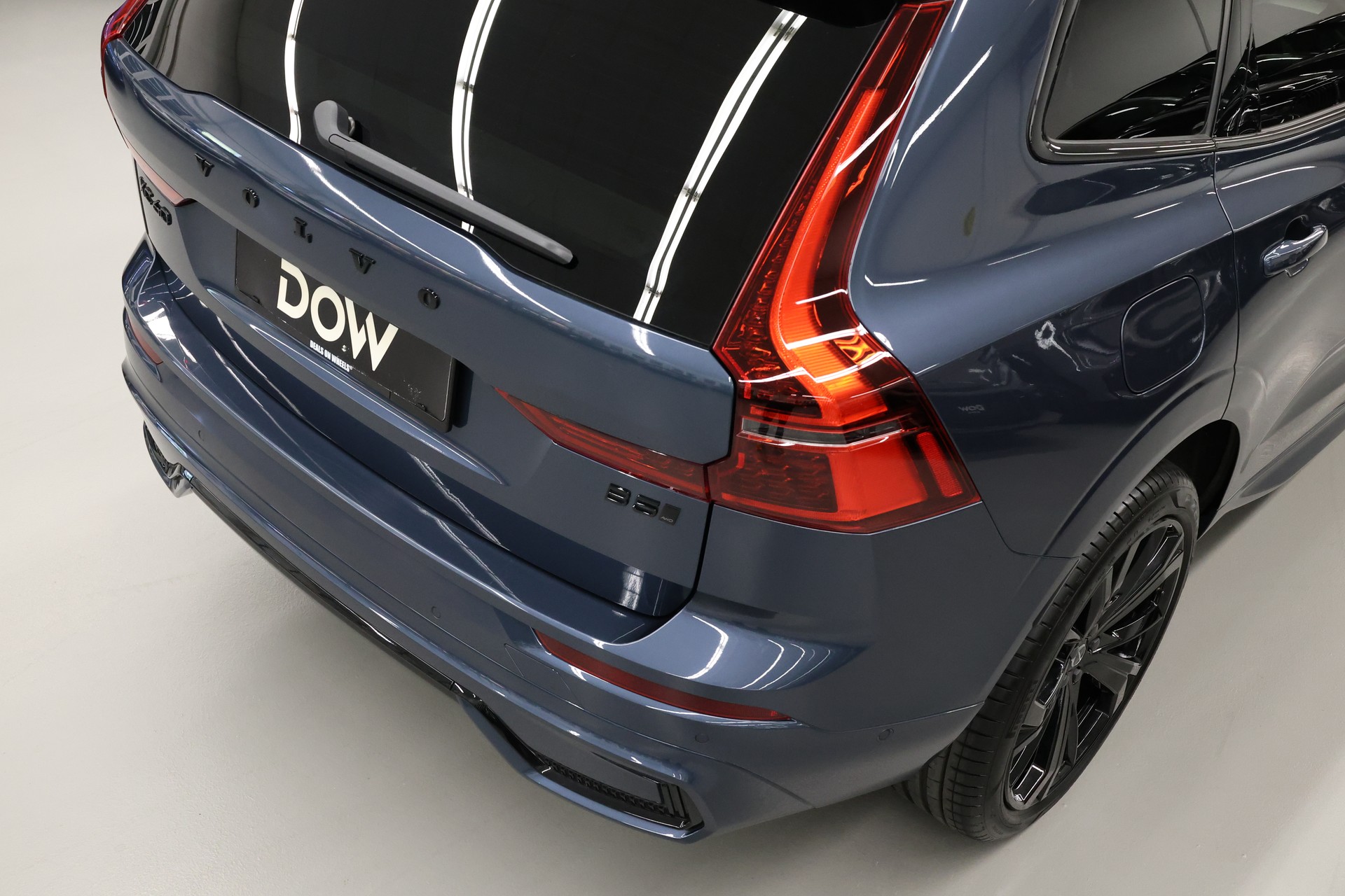 VOLVO XC60 2.0 B5 MH Black Edition AWD-image-9