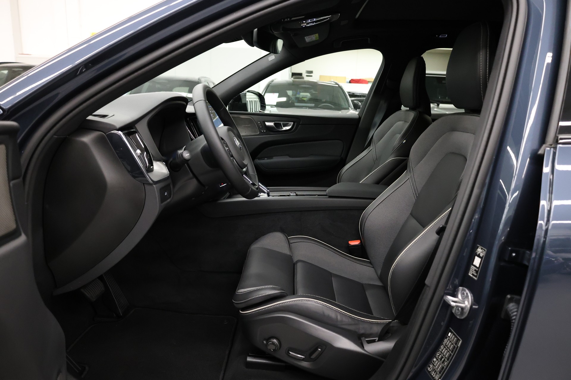 VOLVO XC60 2.0 B5 MH Black Edition AWD-image-18