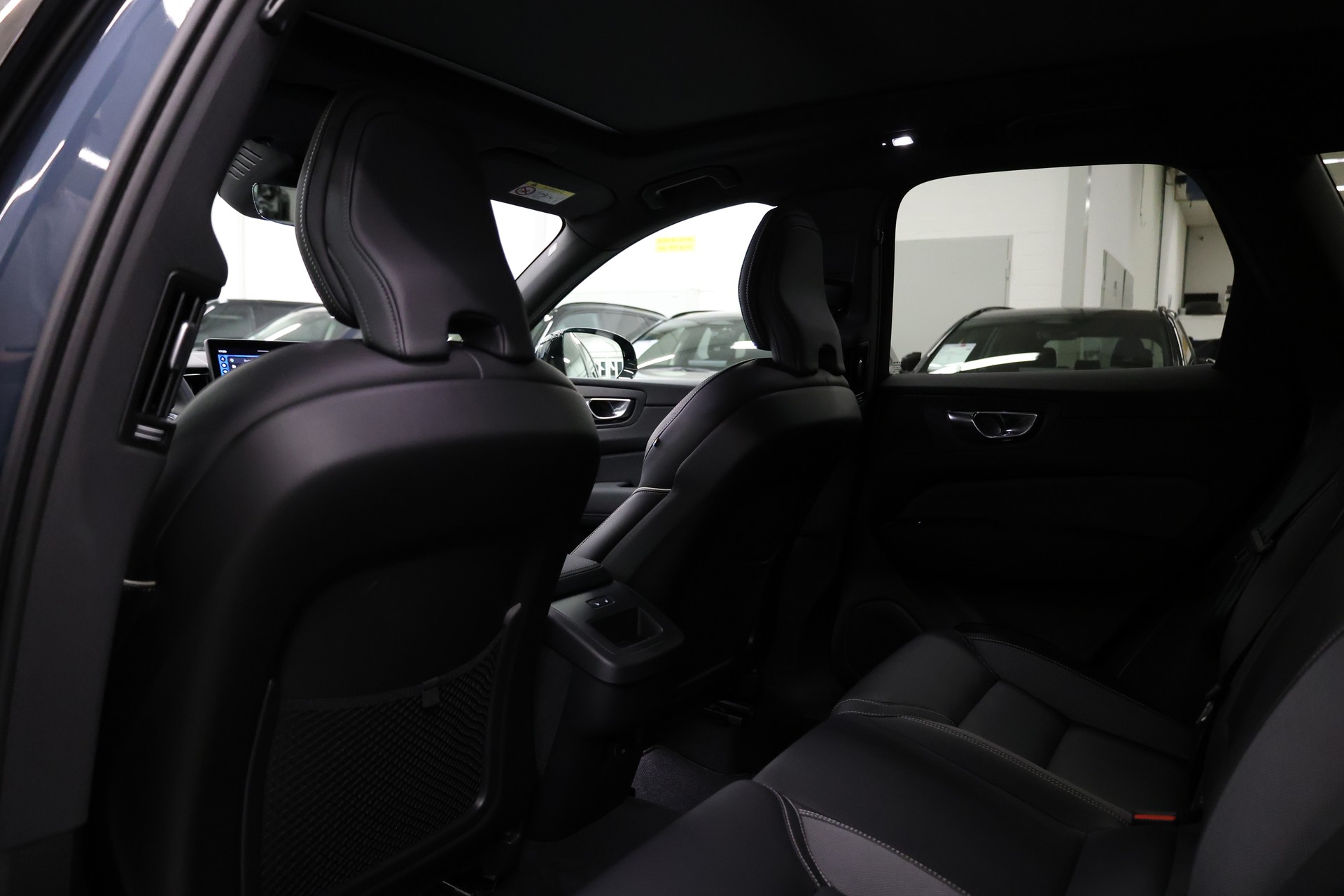 VOLVO XC60 2.0 B5 MH Black Edition AWD-image-24