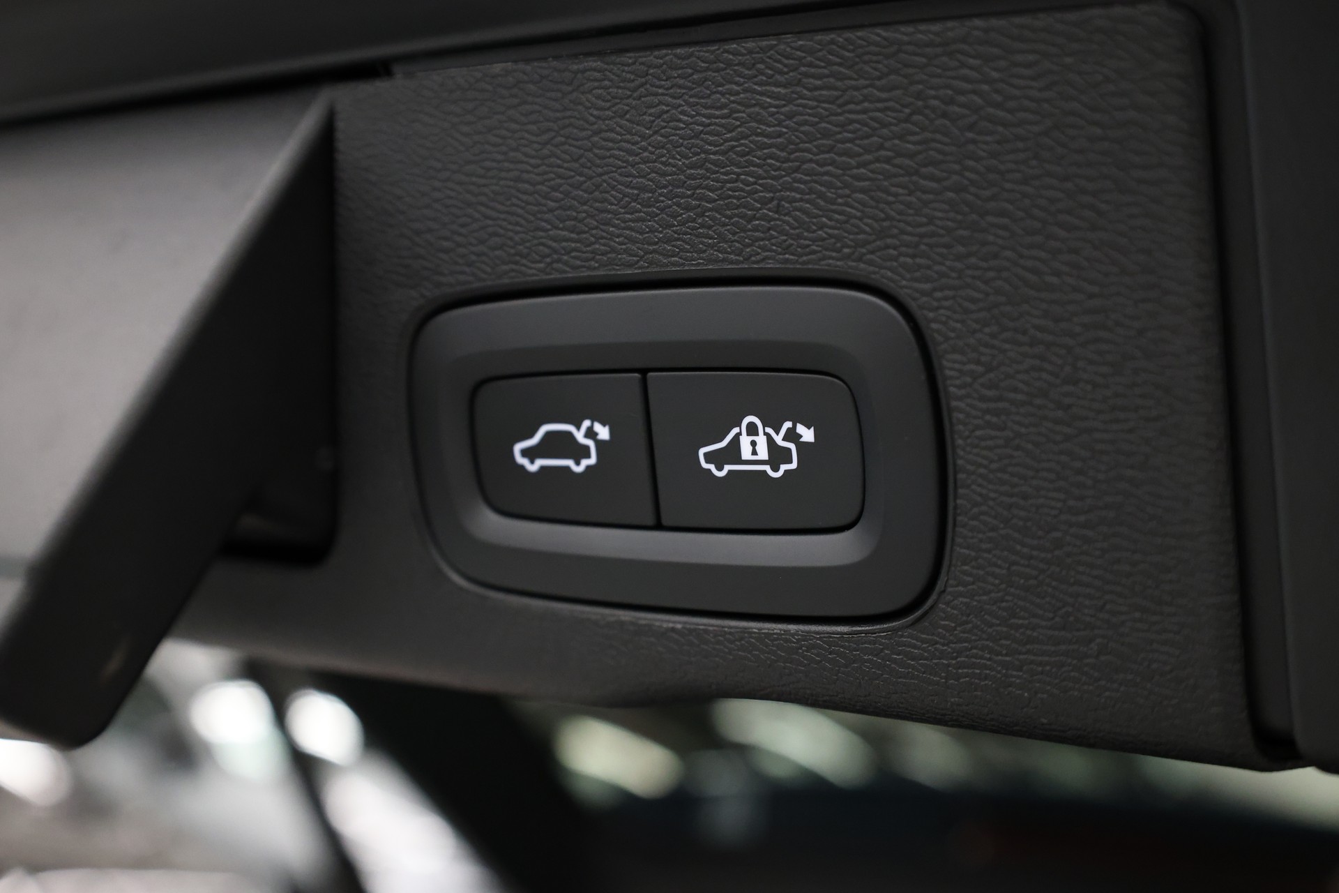 VOLVO XC60 2.0 B5 MH Black Edition AWD-image-14