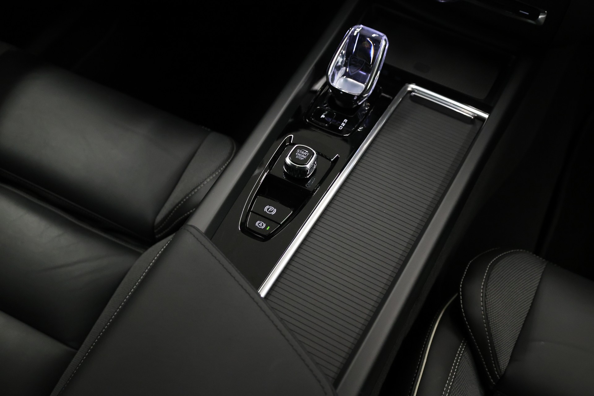 VOLVO XC60 2.0 B5 MH Black Edition AWD-image-27