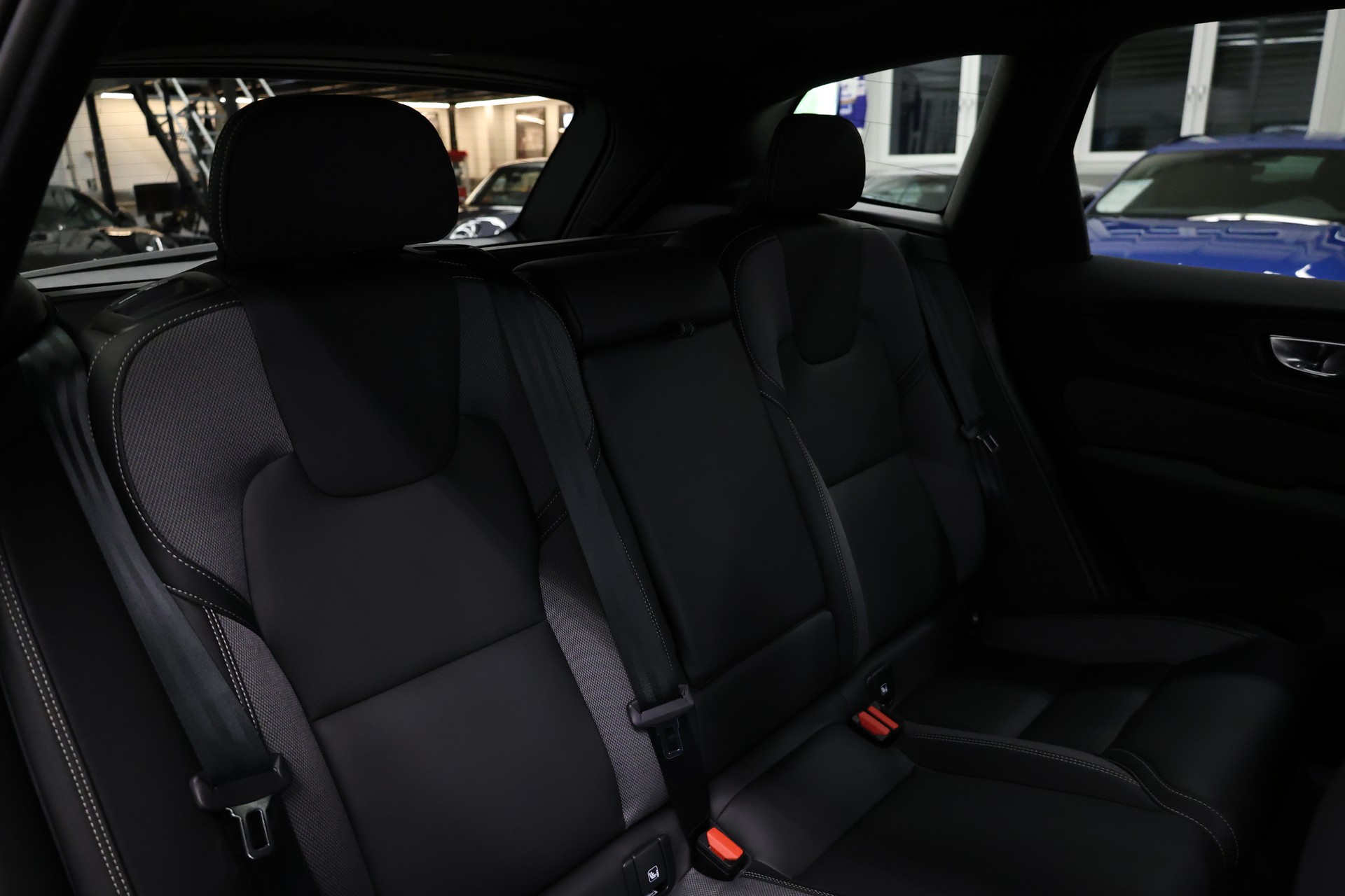 VOLVO XC60 2.0 B5 MH Black Edition AWD-image-28