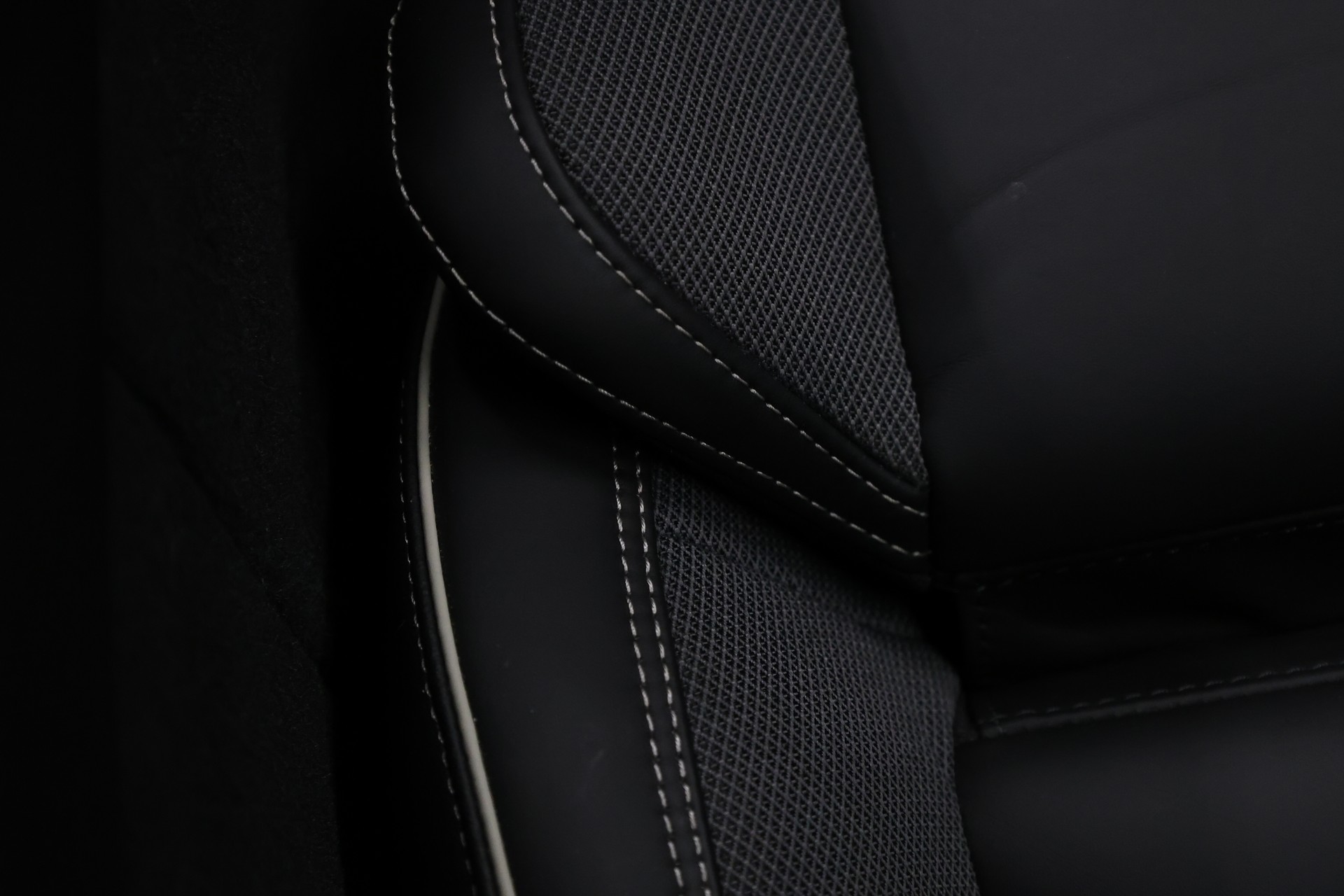 VOLVO XC60 2.0 B5 MH Black Edition AWD-image-31