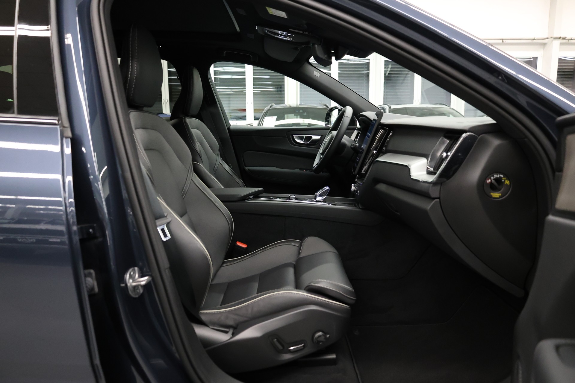 VOLVO XC60 2.0 B5 MH Black Edition AWD-image-19