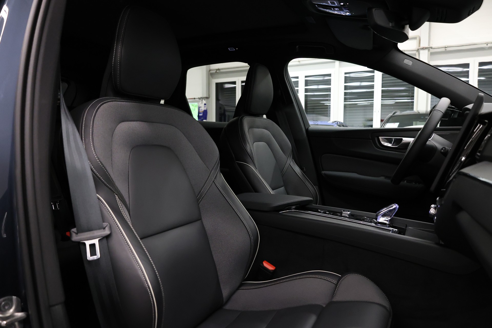 VOLVO XC60 2.0 B5 MH Black Edition AWD-image-20