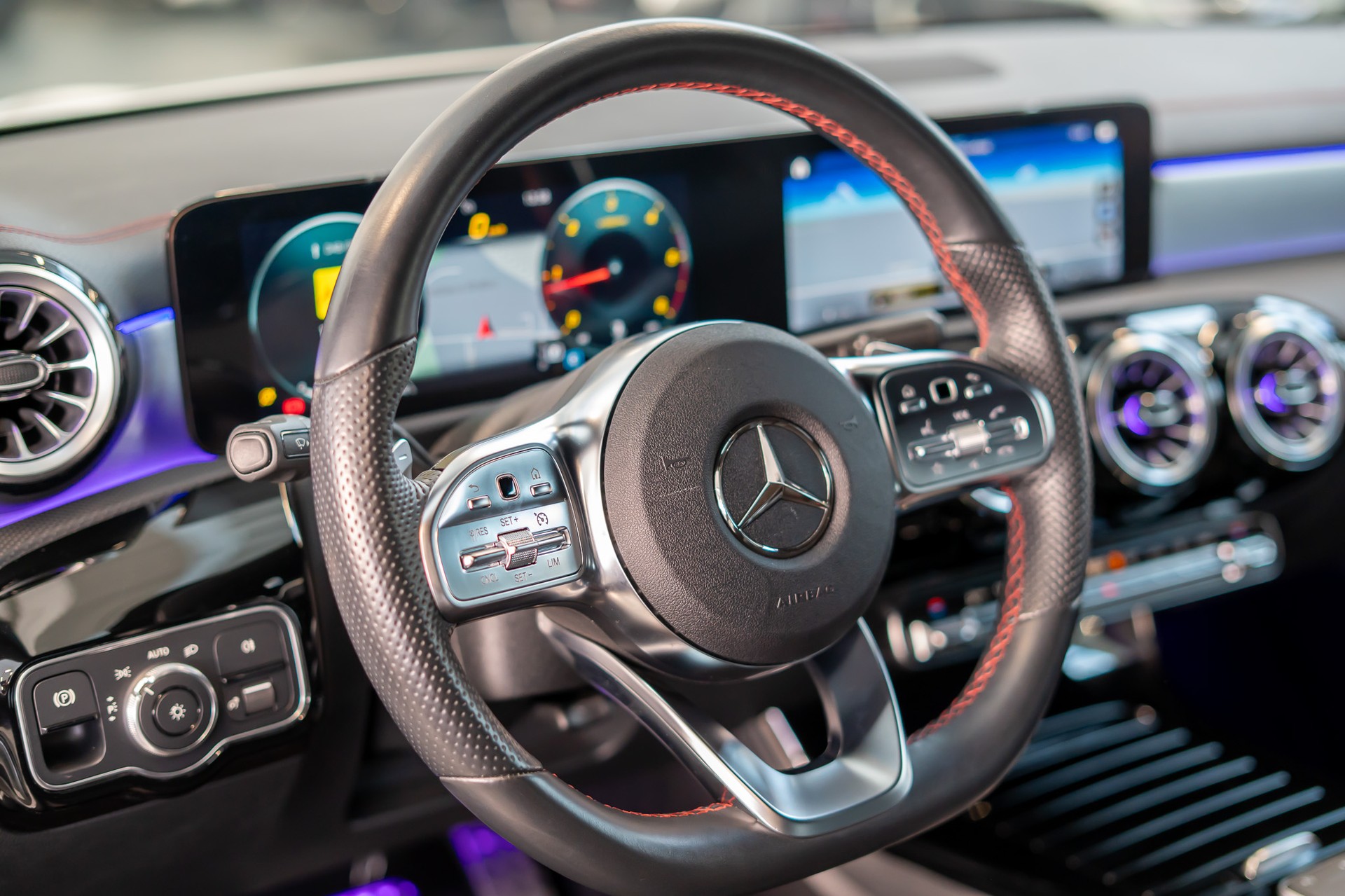 MERCEDES-BENZ CLA 200 d AMG Line 4matic Ambiente-Beleuchtung / Sitzheizung / Navi-image-7