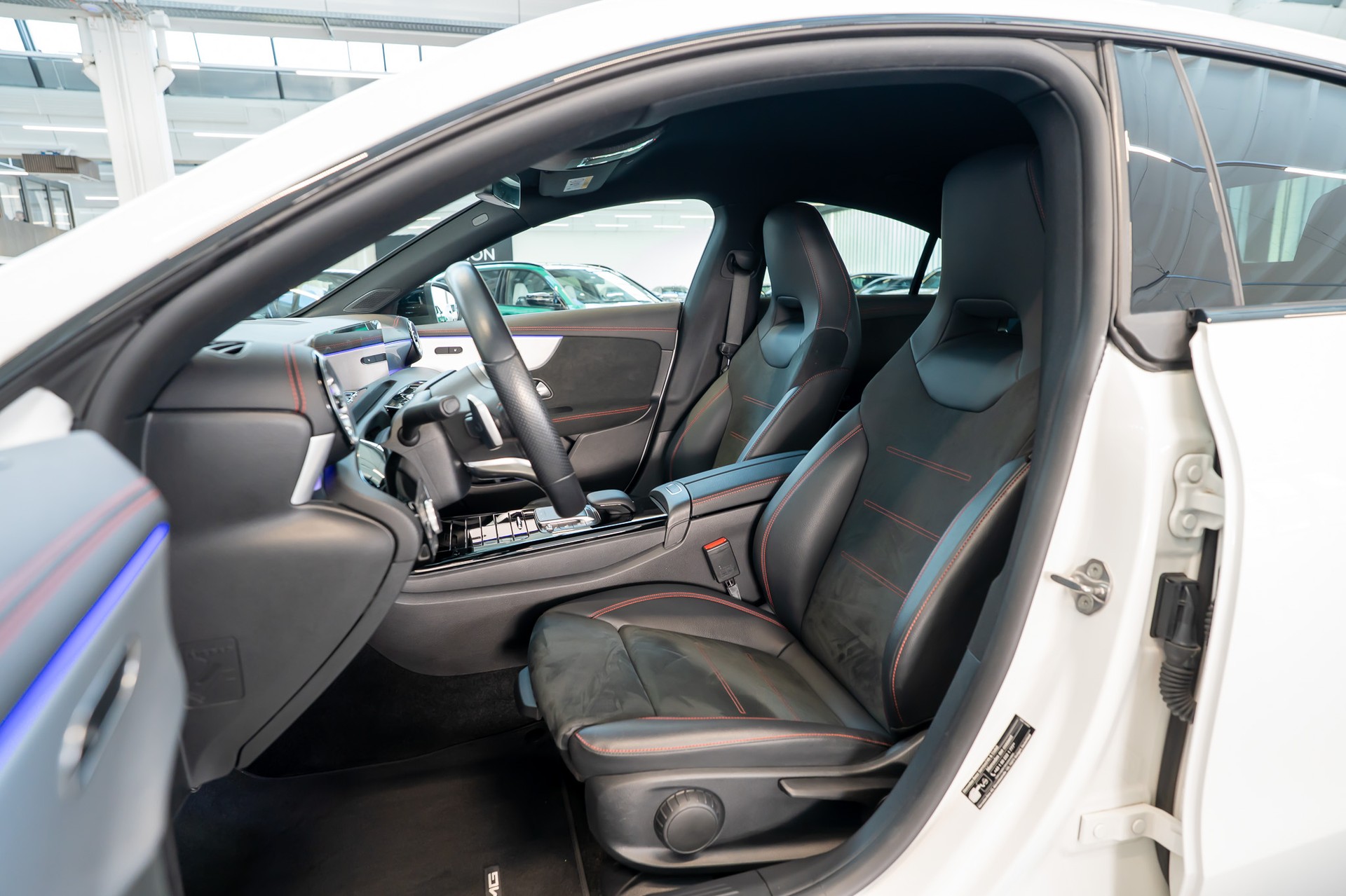 MERCEDES-BENZ CLA 200 d AMG Line 4matic Ambiente-Beleuchtung / Sitzheizung / Navi-image-9