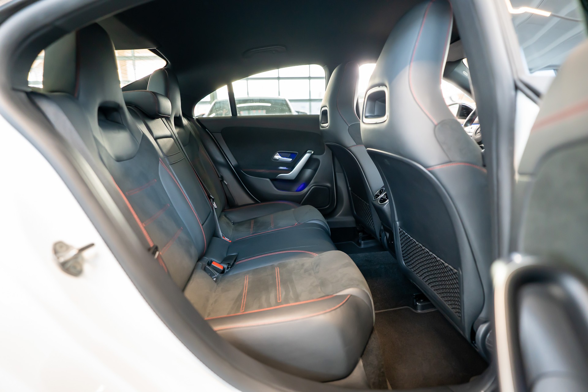 MERCEDES-BENZ CLA 200 d AMG Line 4matic Ambiente-Beleuchtung / Sitzheizung / Navi-image-11