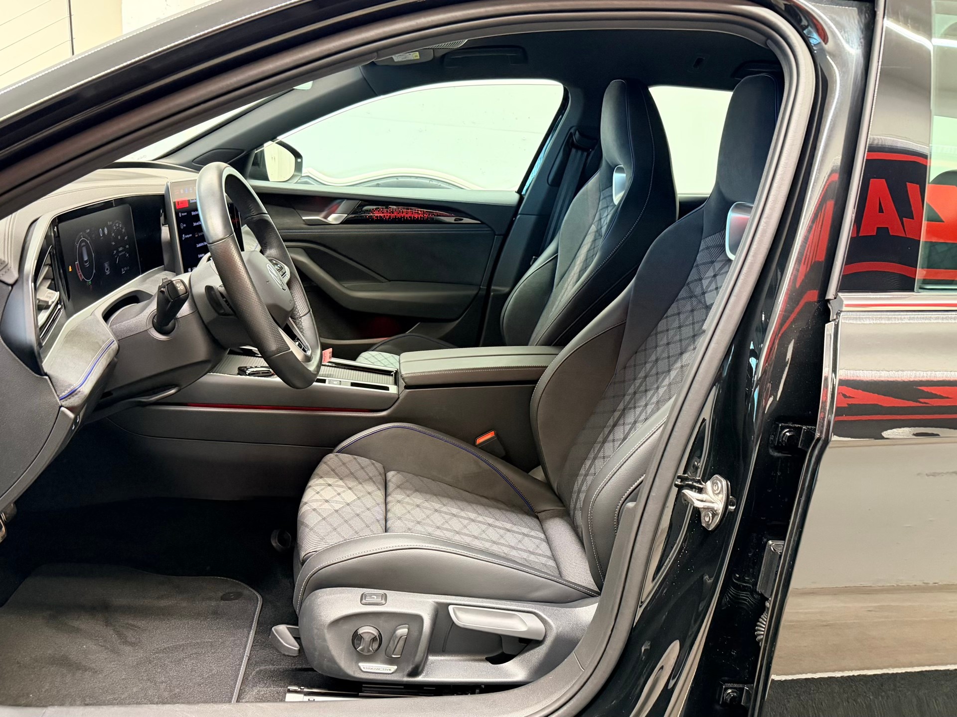 VW Passat Variant 2.0 TDI evo R-Line 4 Motion DSG-image-12