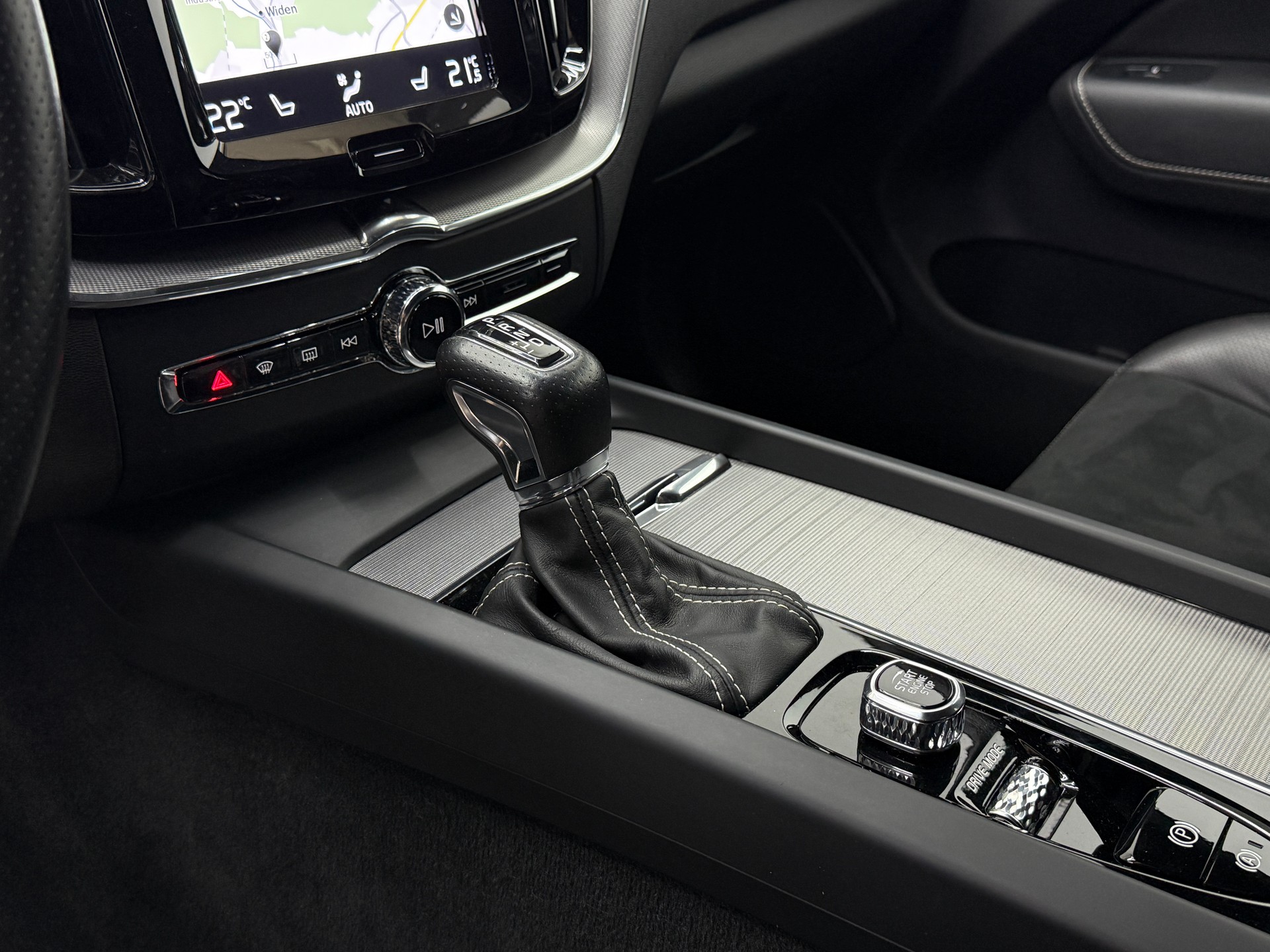 VOLVO XC60 D4 AWD R-Design Geartronic-image-28