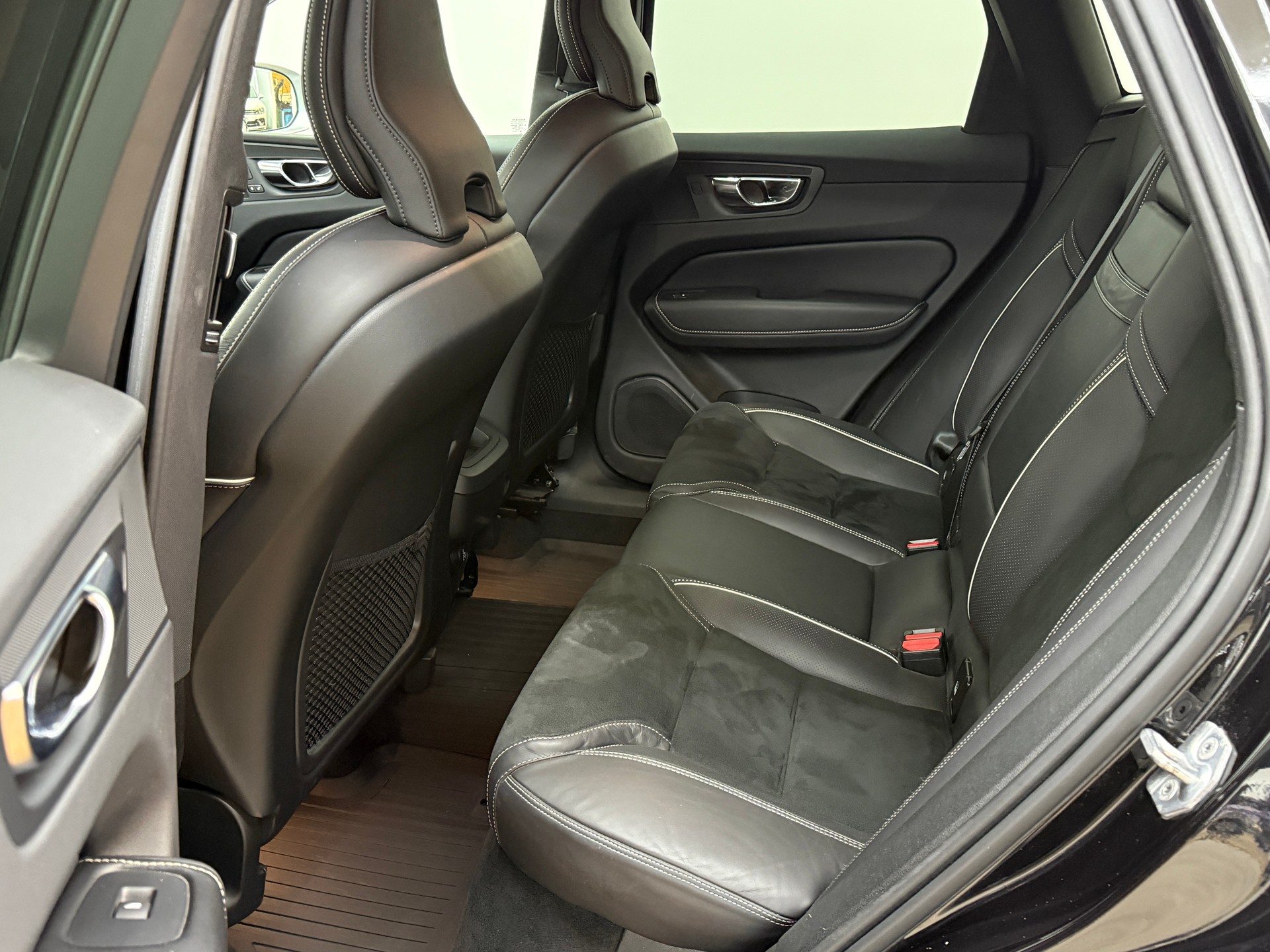 VOLVO XC60 D4 AWD R-Design Geartronic-image-21
