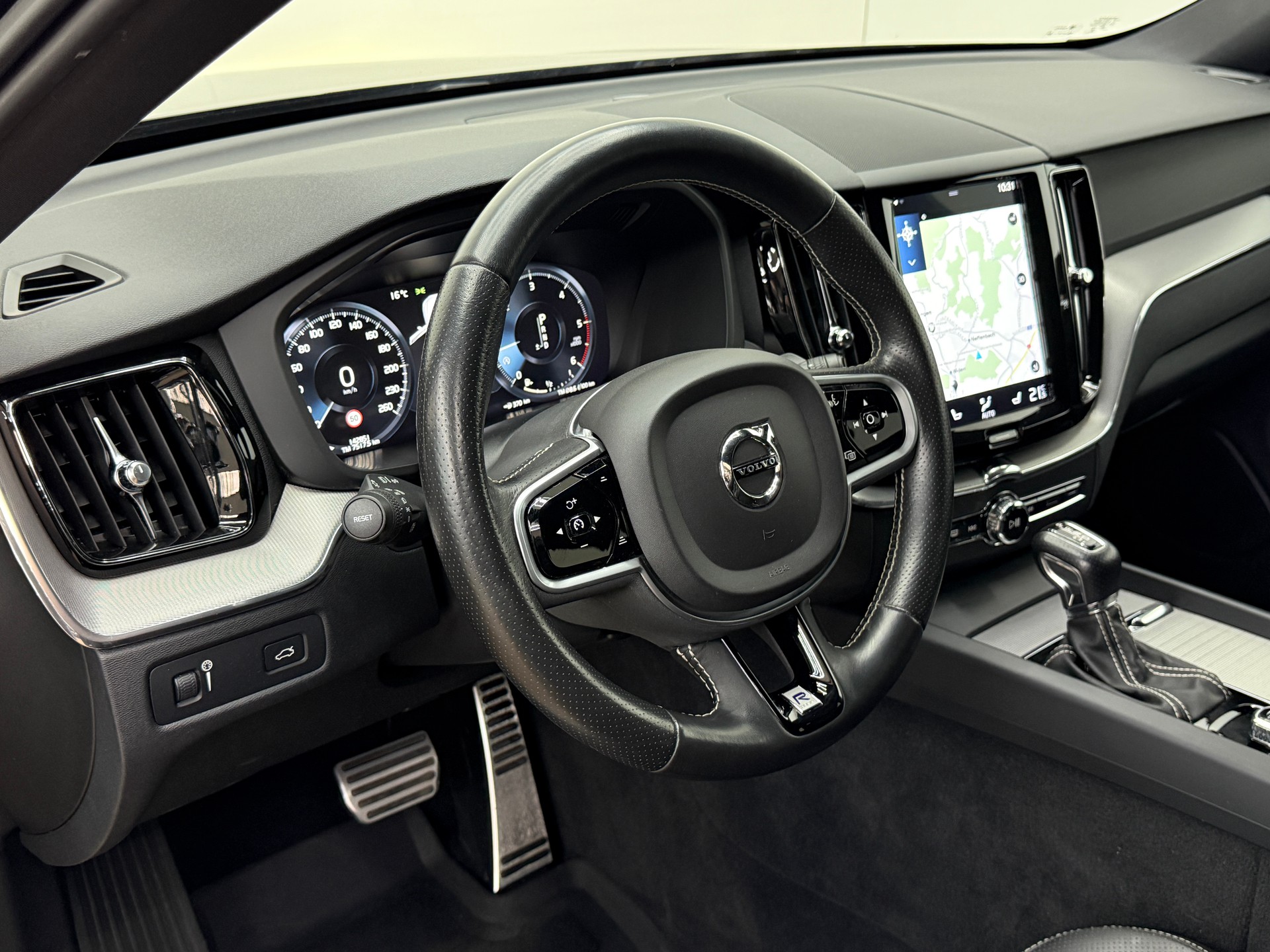 VOLVO XC60 D4 AWD R-Design Geartronic-image-27