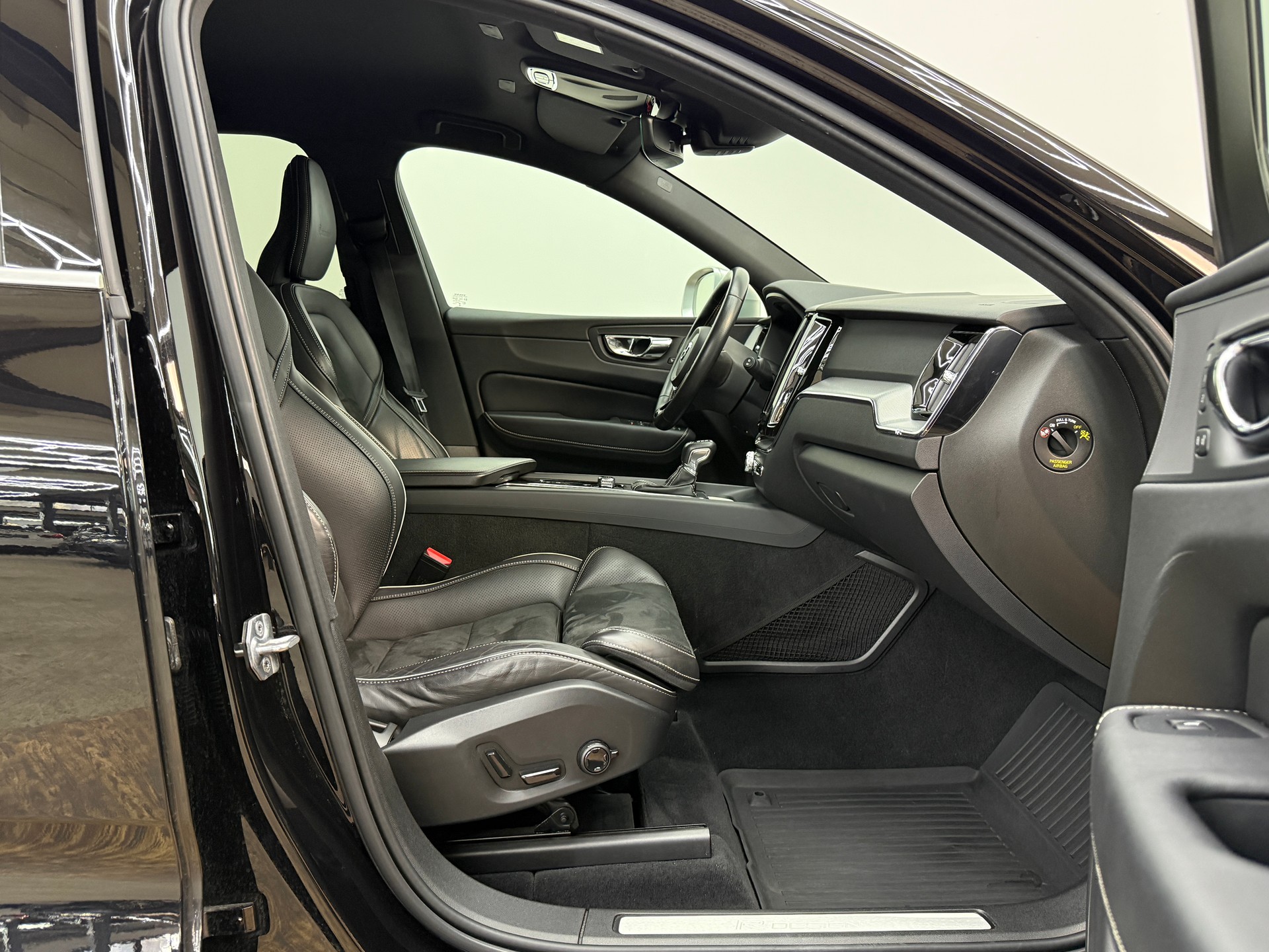 VOLVO XC60 D4 AWD R-Design Geartronic-image-19