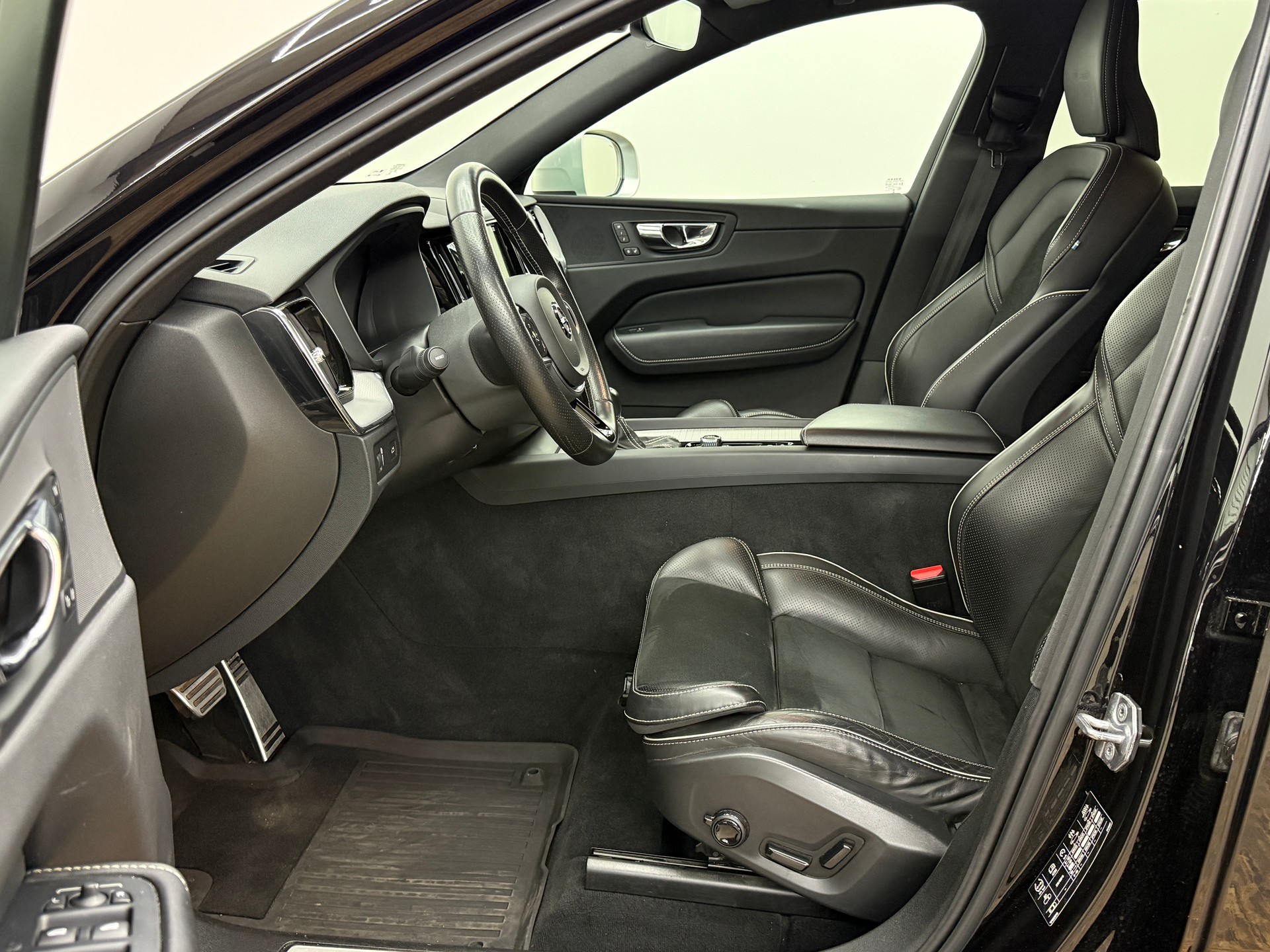 VOLVO XC60 D4 AWD R-Design Geartronic-image-17