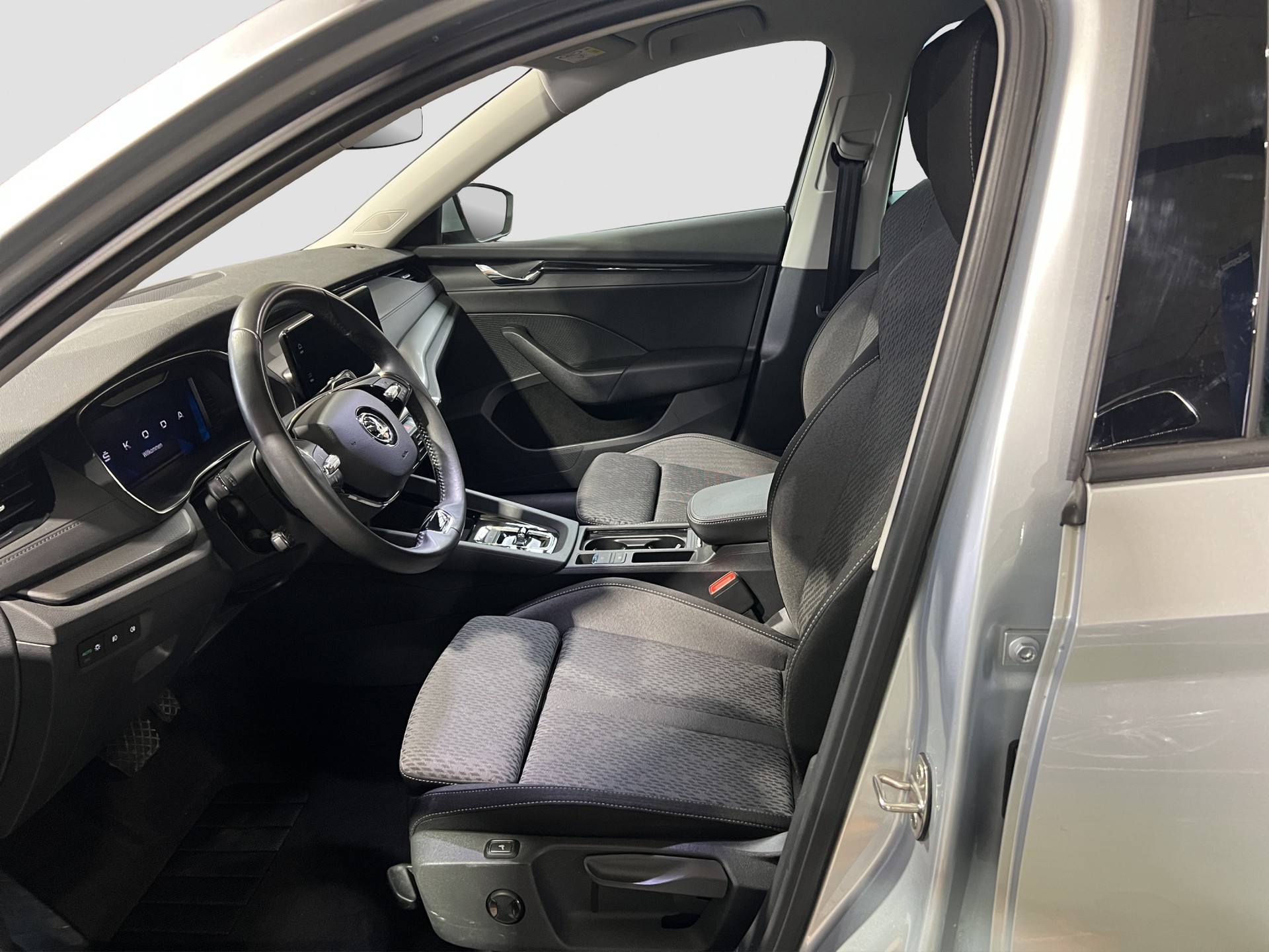 SKODA Octavia Combi 2.0 TSI Ambition DSG 4x4-image-9