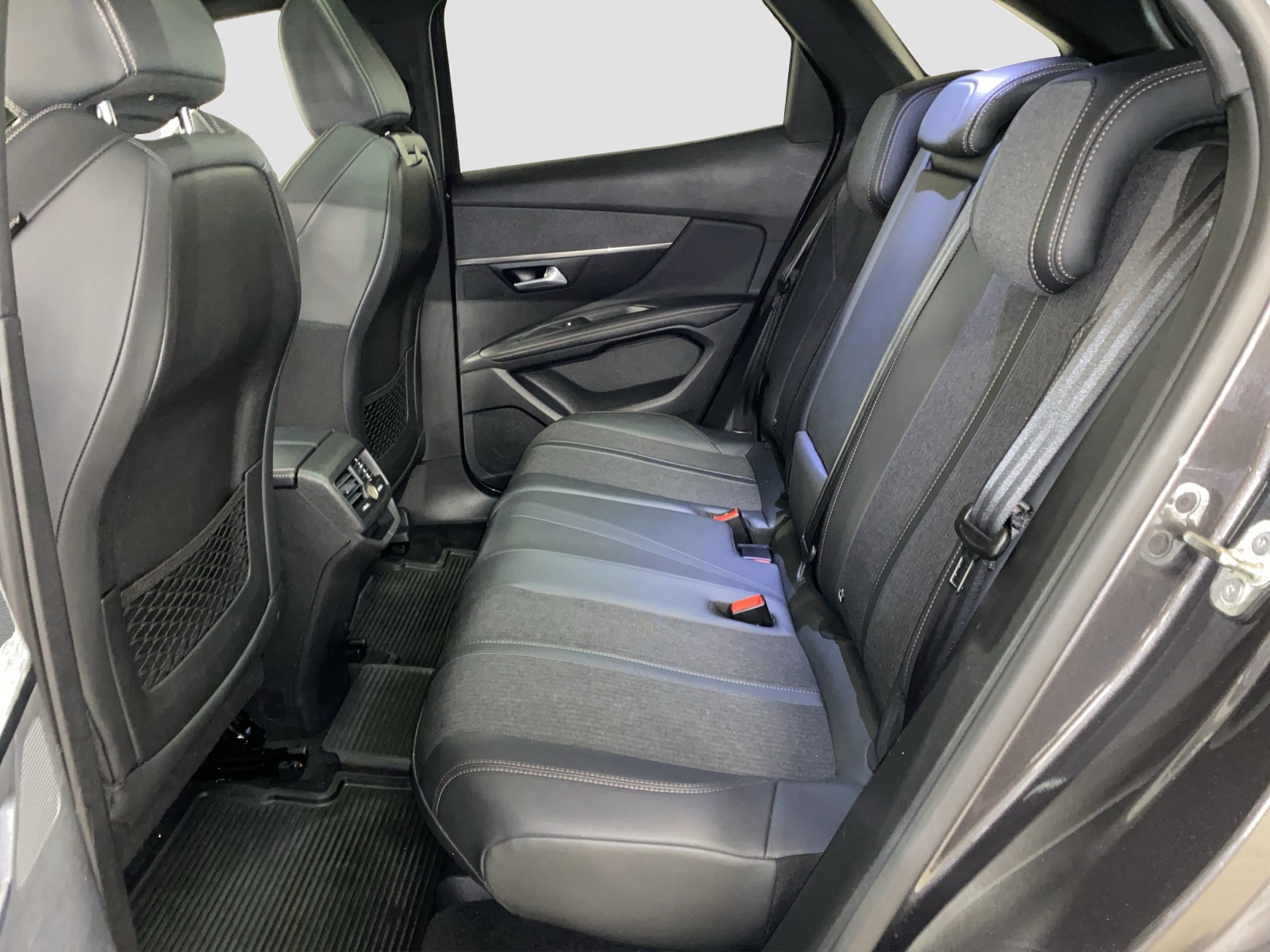 PEUGEOT 3008 1.5 BlueHDi GT Line-image-13