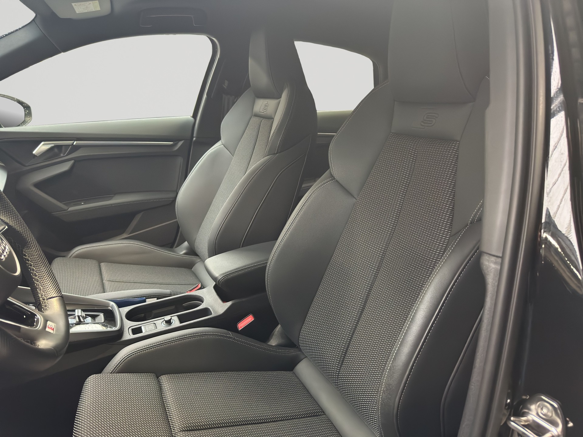 AUDI S3 2.0 TFSI quattro S-tronic-image-5