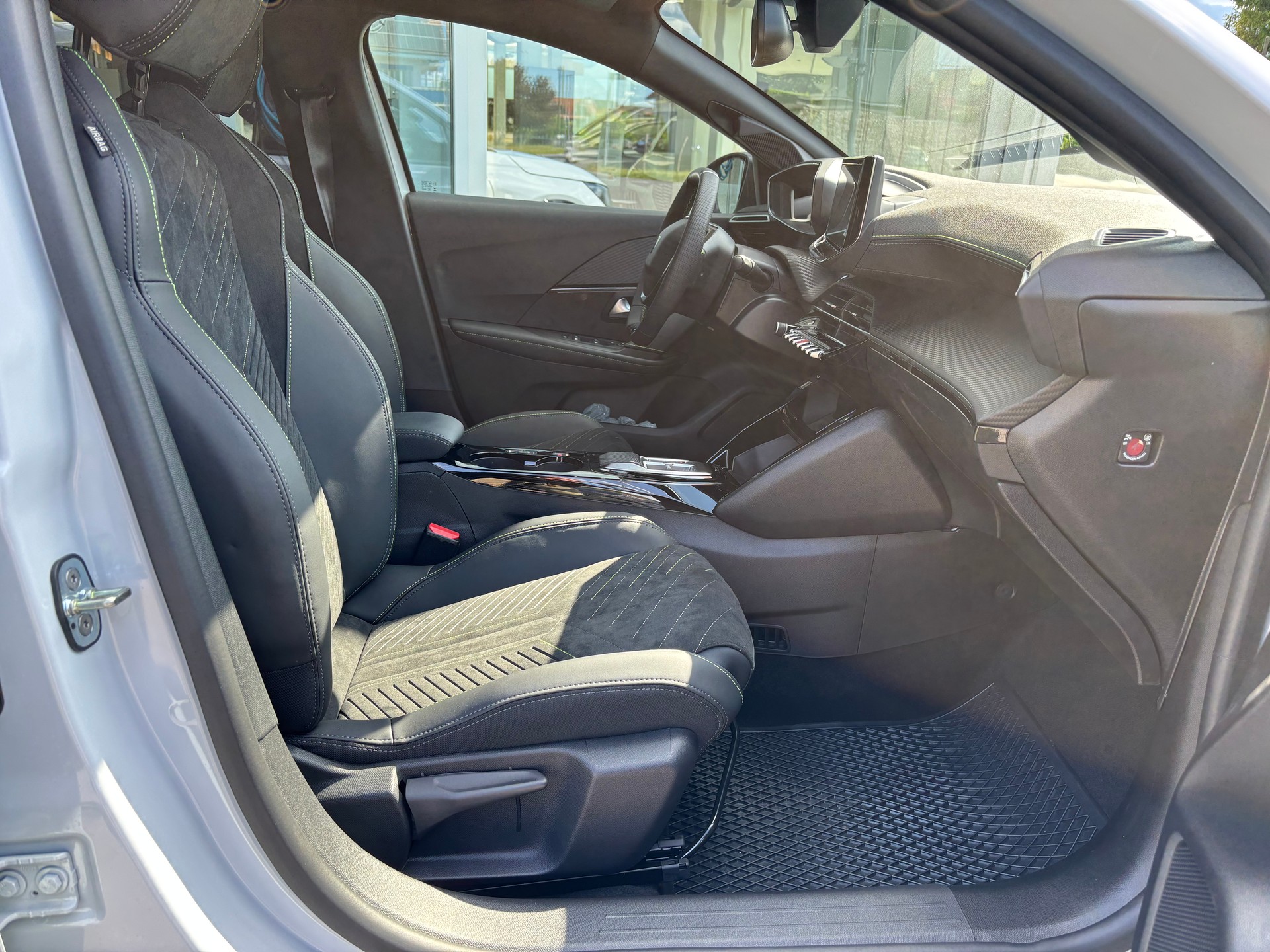 PEUGEOT 208 1.2 MHEV 145 GT-image-7
