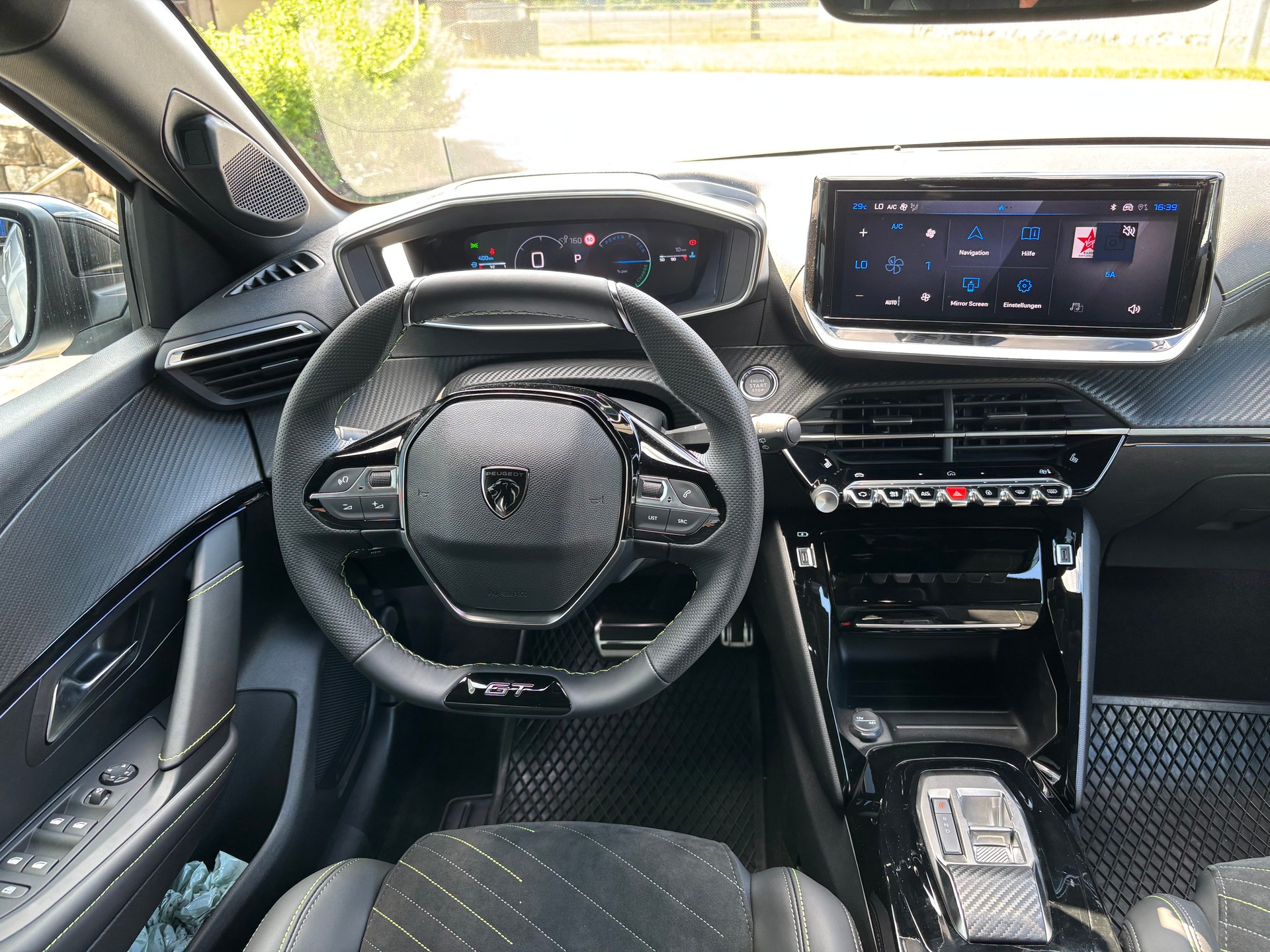 PEUGEOT 208 1.2 MHEV 145 GT-image-9