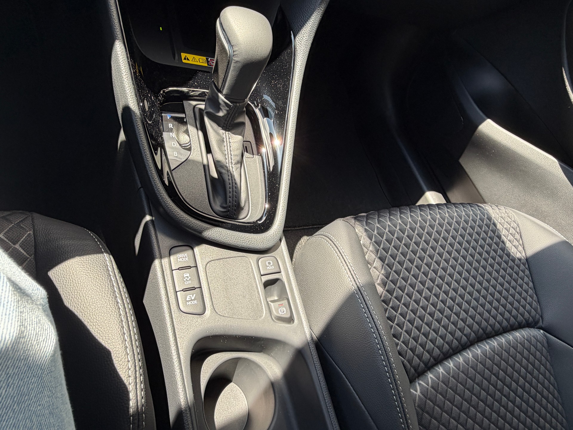TOYOTA Yaris 1.5 Premium e-CVT-image-17