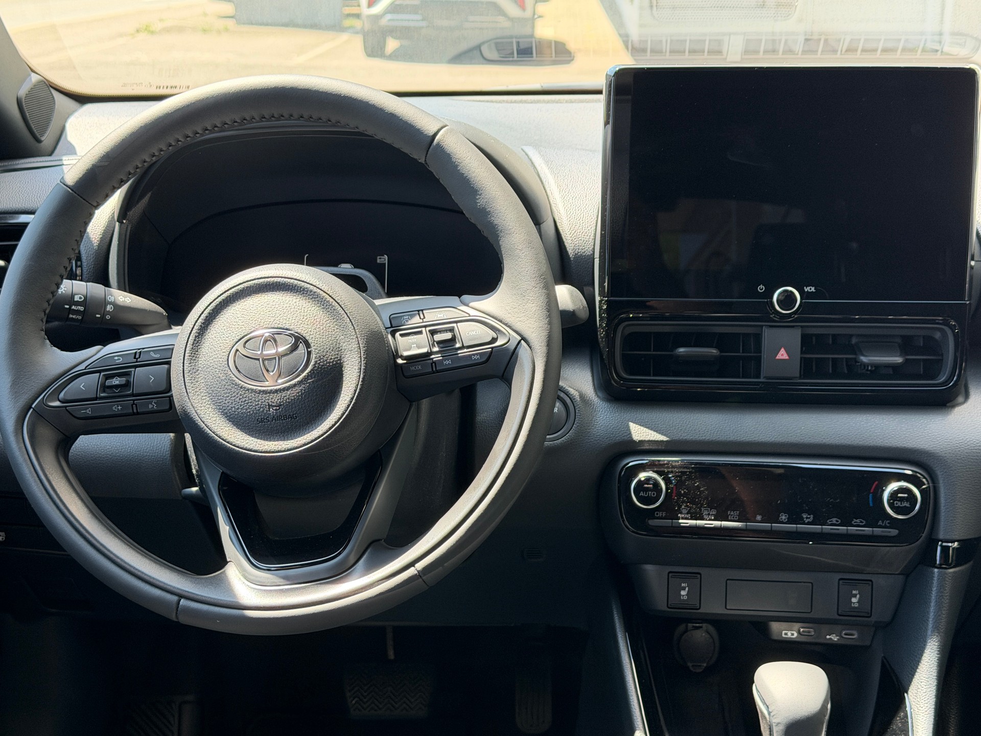 TOYOTA Yaris 1.5 Premium e-CVT-image-8