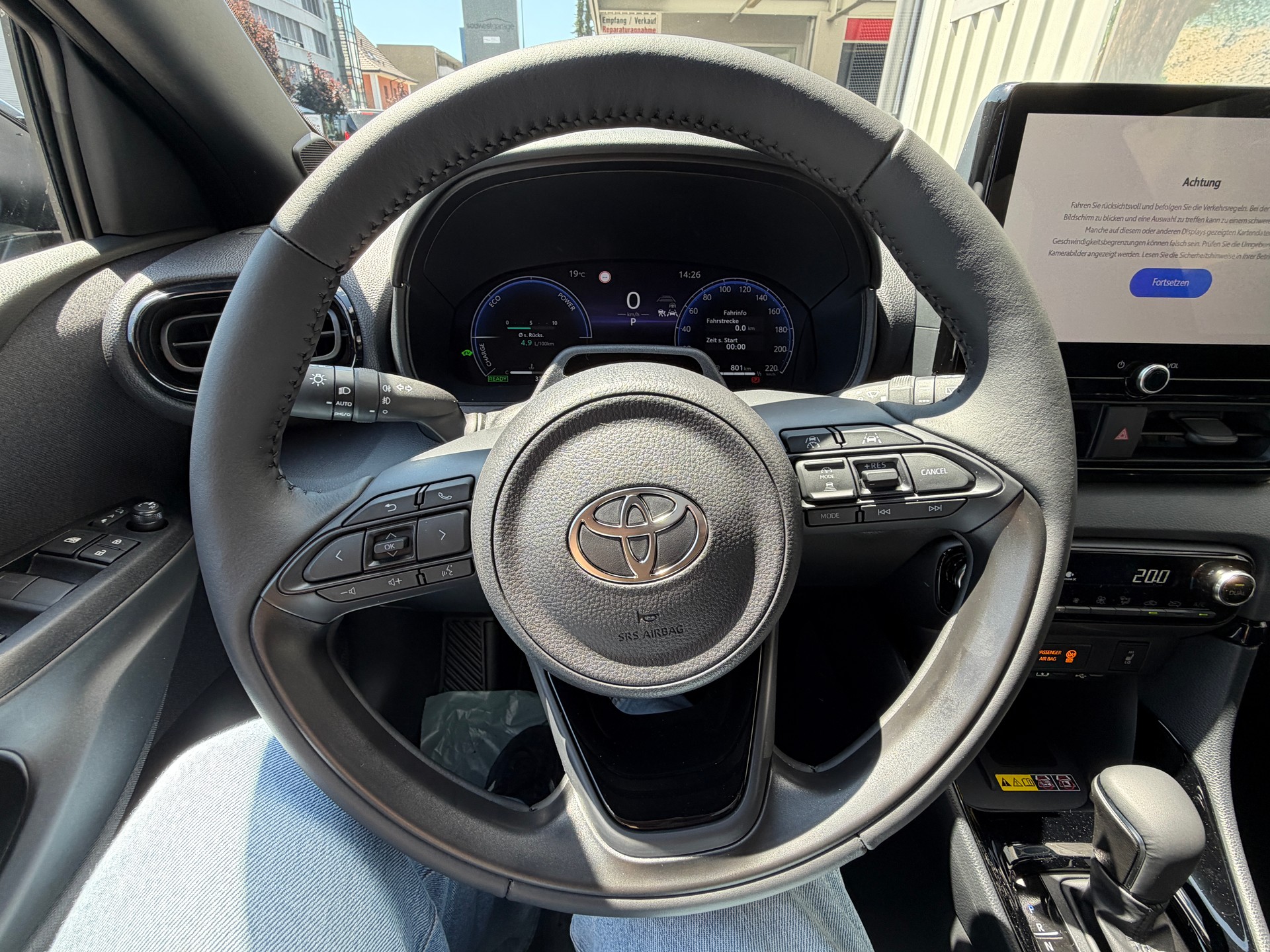 TOYOTA Yaris 1.5 Premium e-CVT-image-13