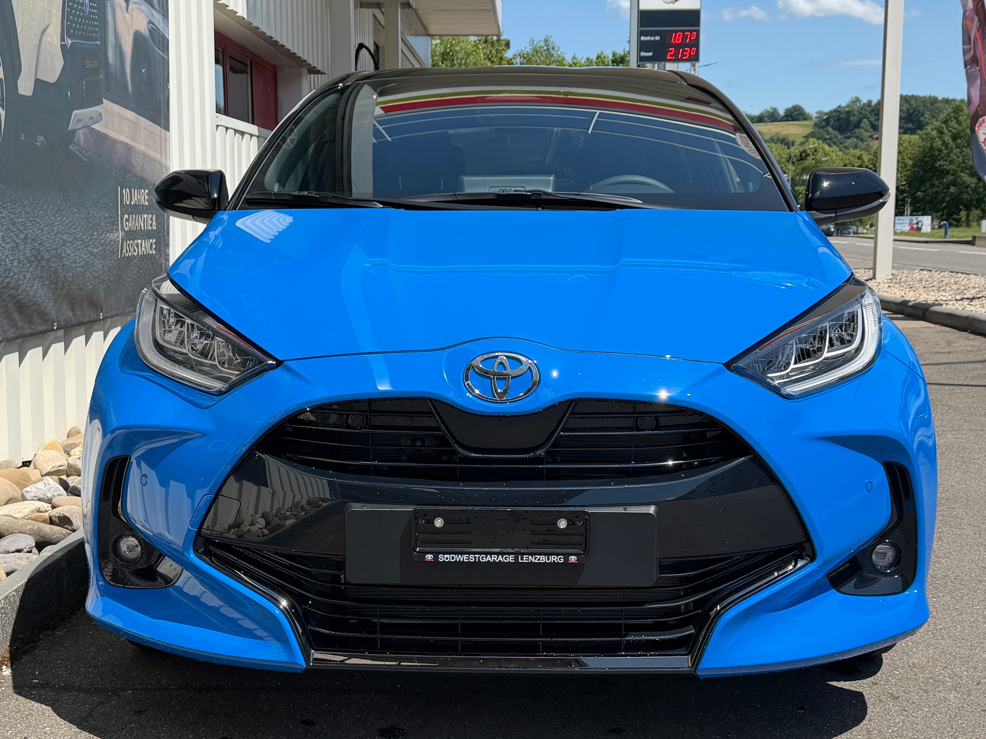 TOYOTA Yaris 1.5 Premium e-CVT-showroom-element-3