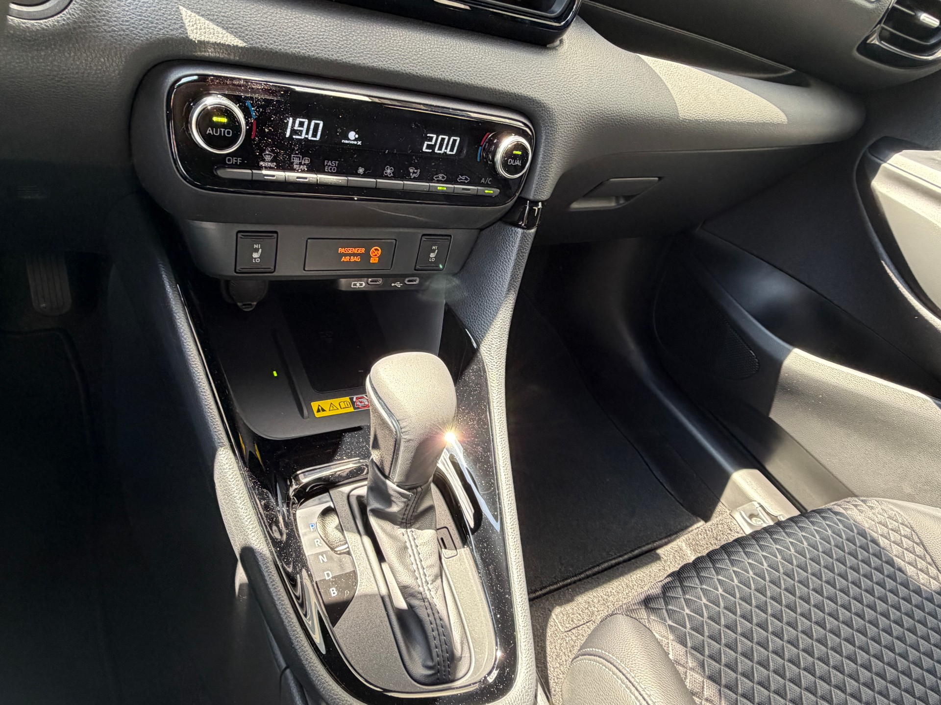 TOYOTA Yaris 1.5 Premium e-CVT-image-16