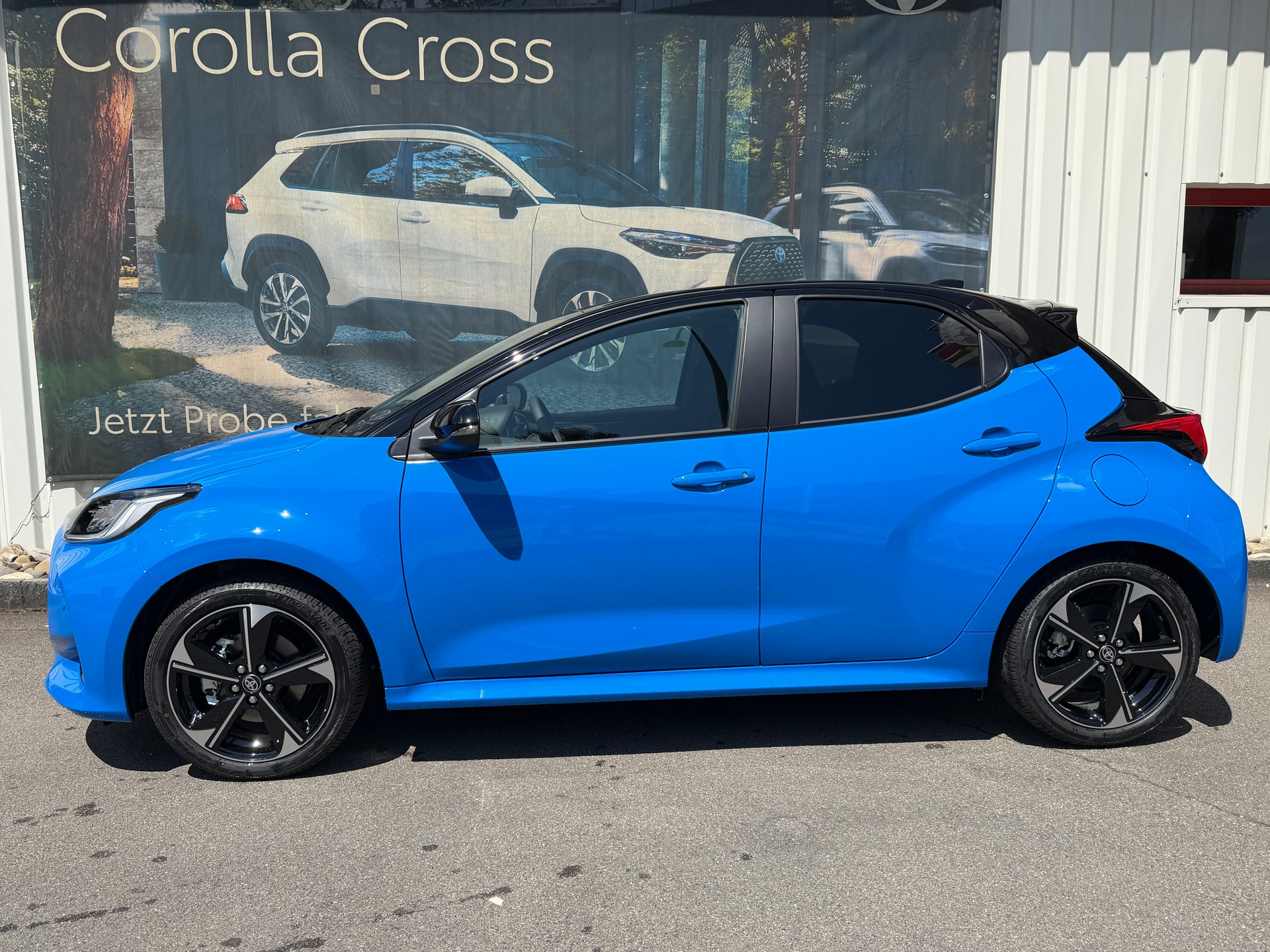 TOYOTA Yaris 1.5 Premium e-CVT-showroom-element-1