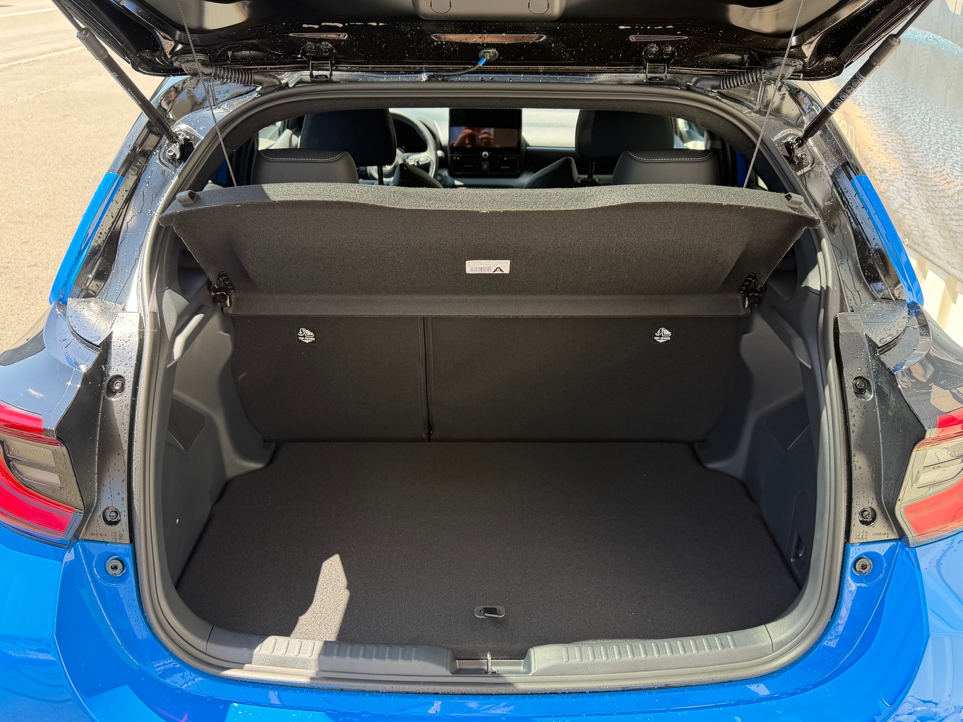 TOYOTA Yaris 1.5 Premium e-CVT-image-6