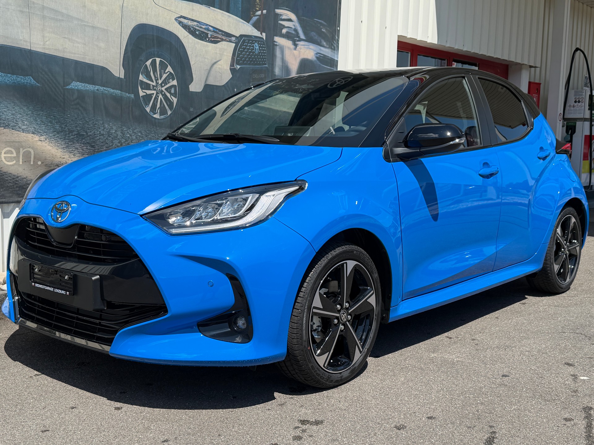 TOYOTA Yaris 1.5 Premium e-CVT-showroom-element-2