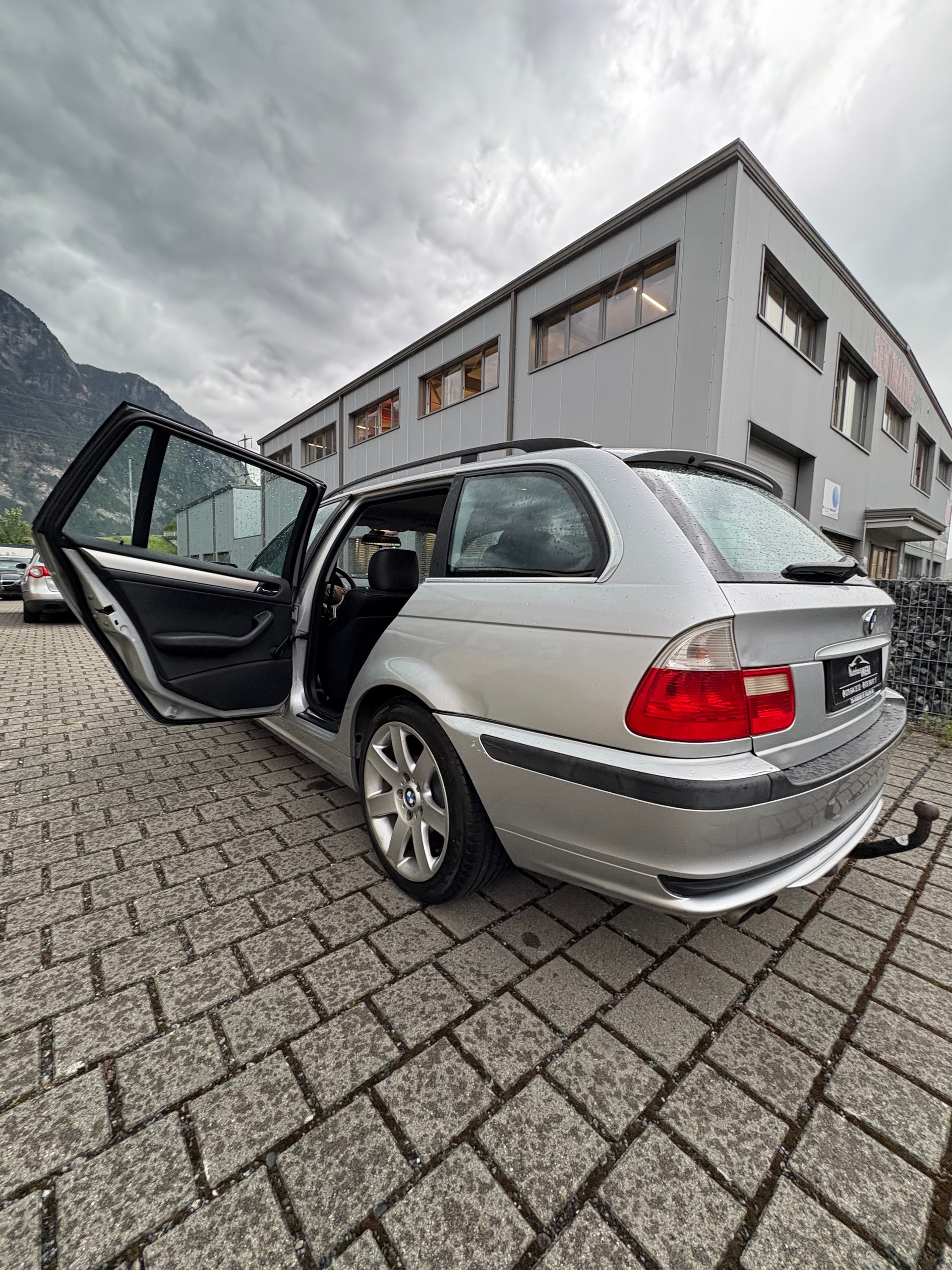 BMW 320i Touring AUTOMAT-image-12