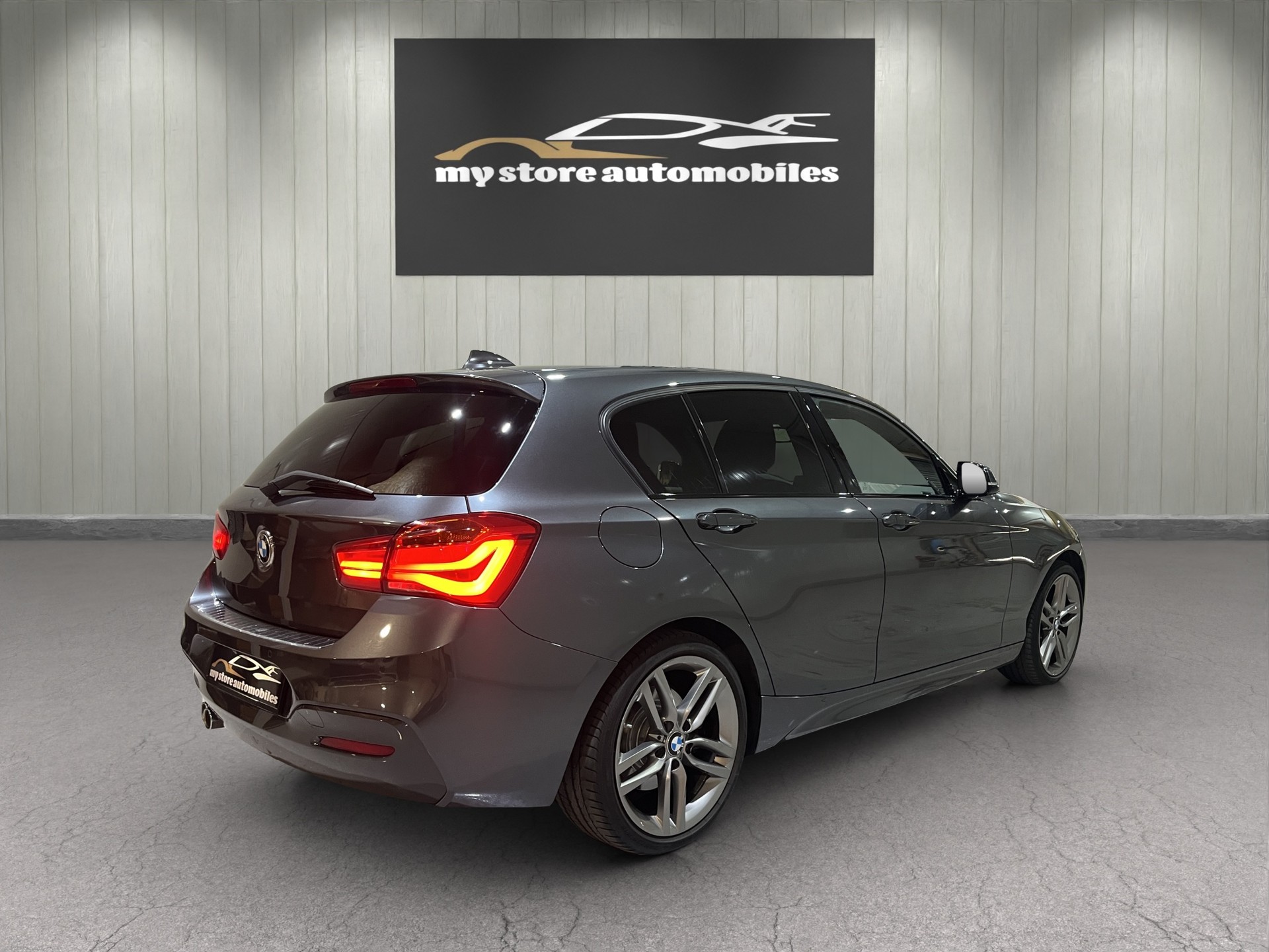 BMW 120d xDrive Edition M Sport Steptronic-image-7