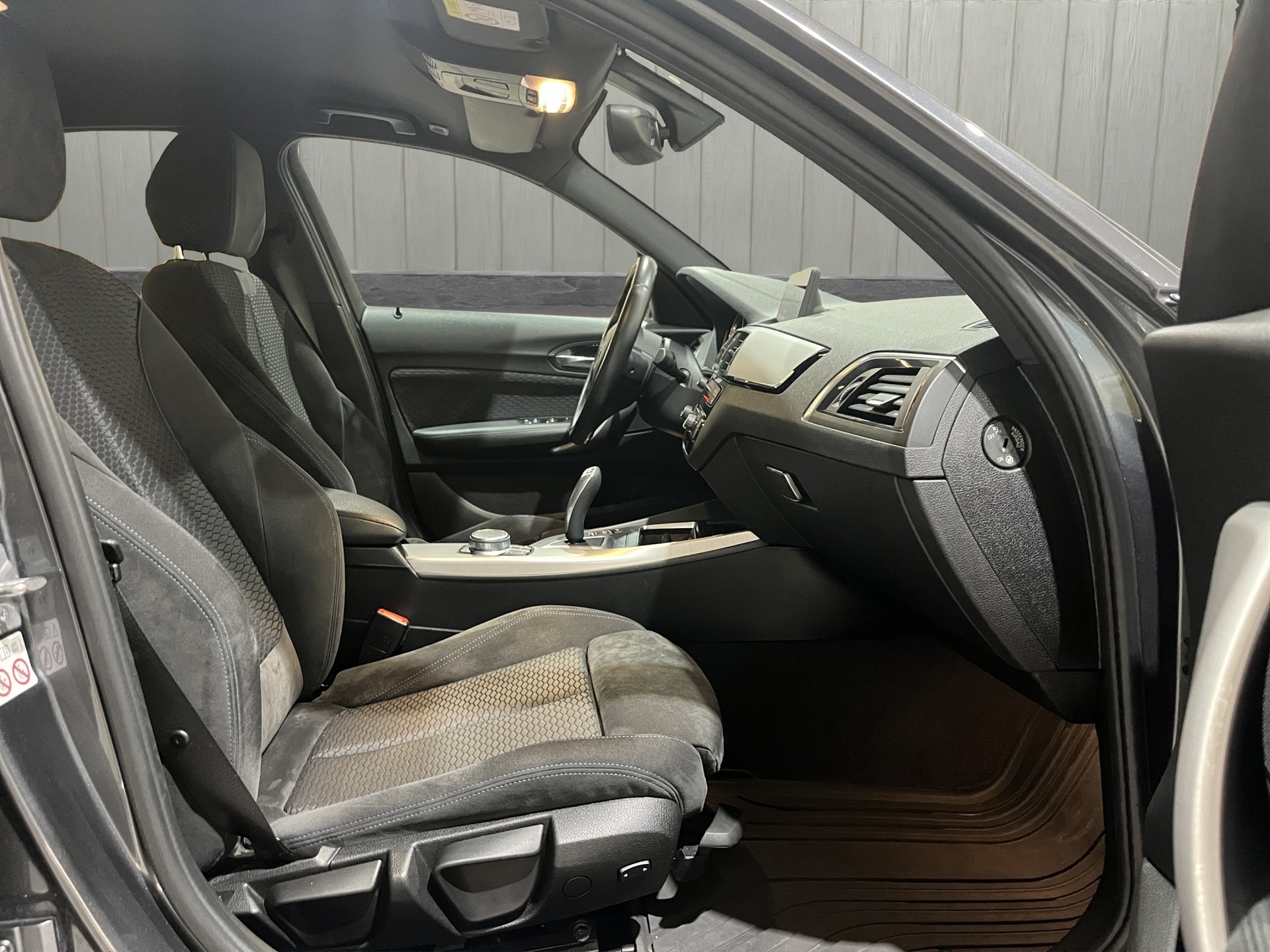 BMW 120d xDrive Edition M Sport Steptronic-image-14
