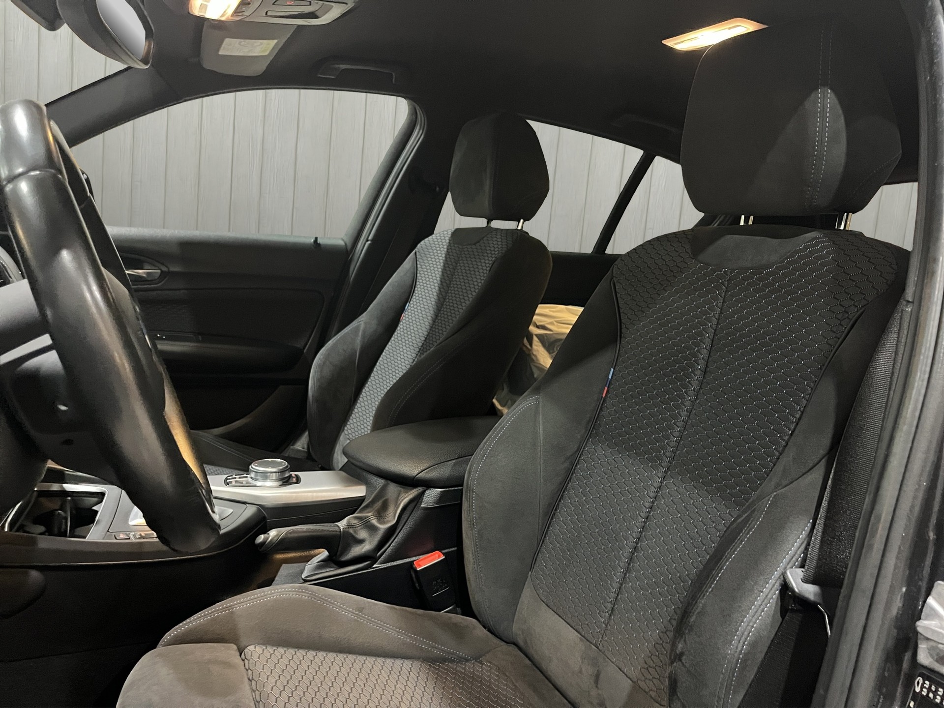 BMW 120d xDrive Edition M Sport Steptronic-image-12