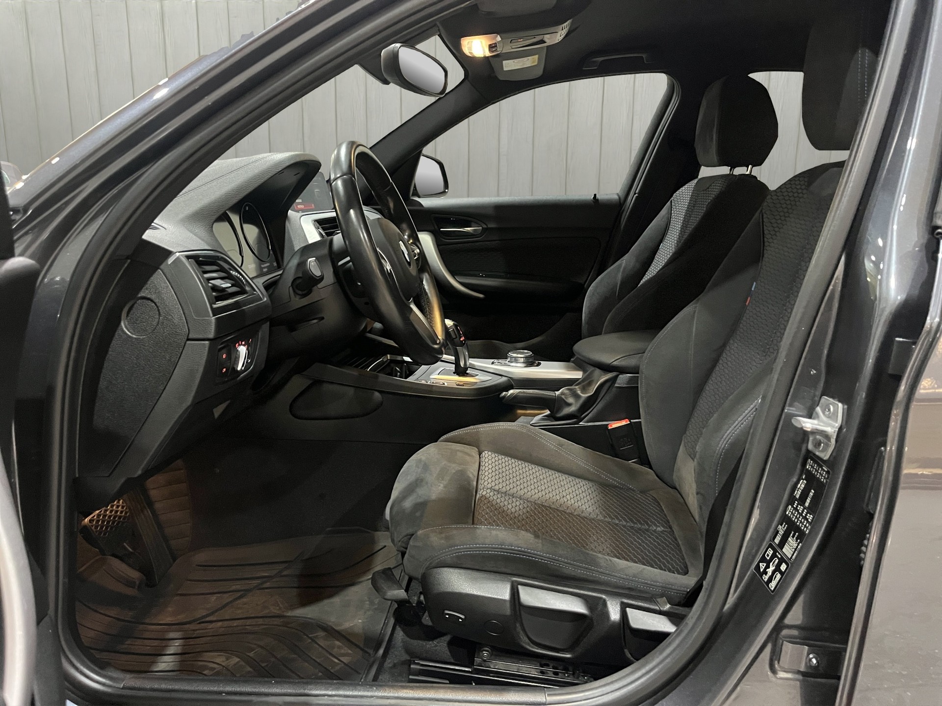 BMW 120d xDrive Edition M Sport Steptronic-image-13