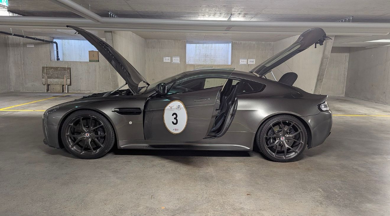 ASTON MARTIN V12 Vantage 5.9 AMR-image-13