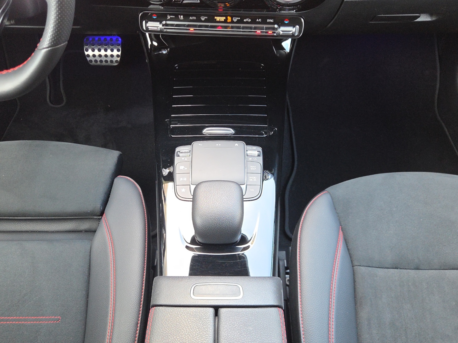 MERCEDES-BENZ A 200 AMG Line 7G-DCT-image-14