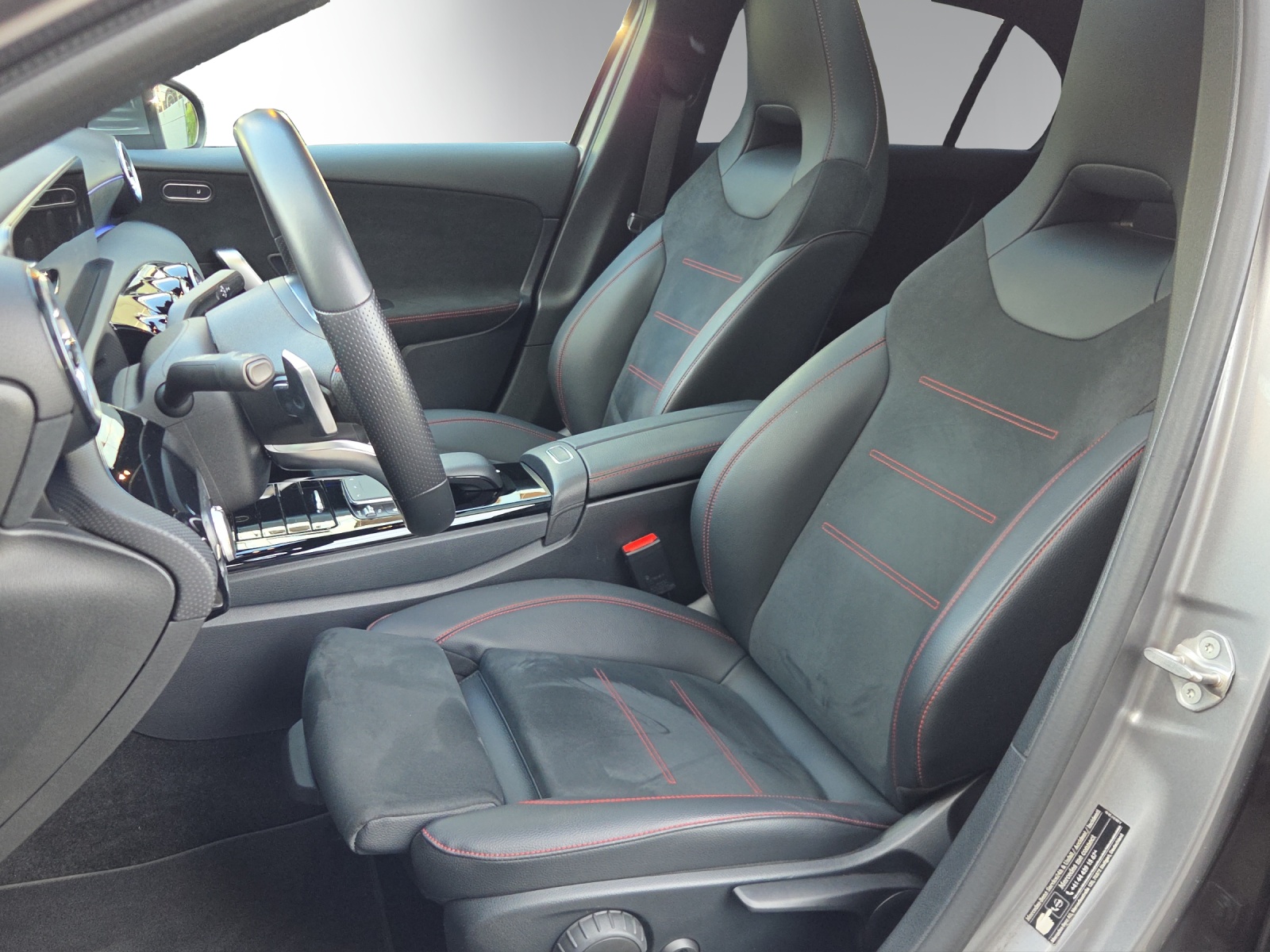 MERCEDES-BENZ A 200 AMG Line 7G-DCT-image-7