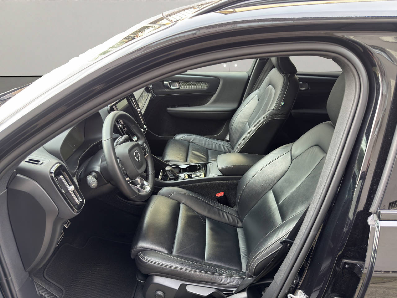 VOLVO XC40 2.0 B4 MH AWD R-Design-image-5