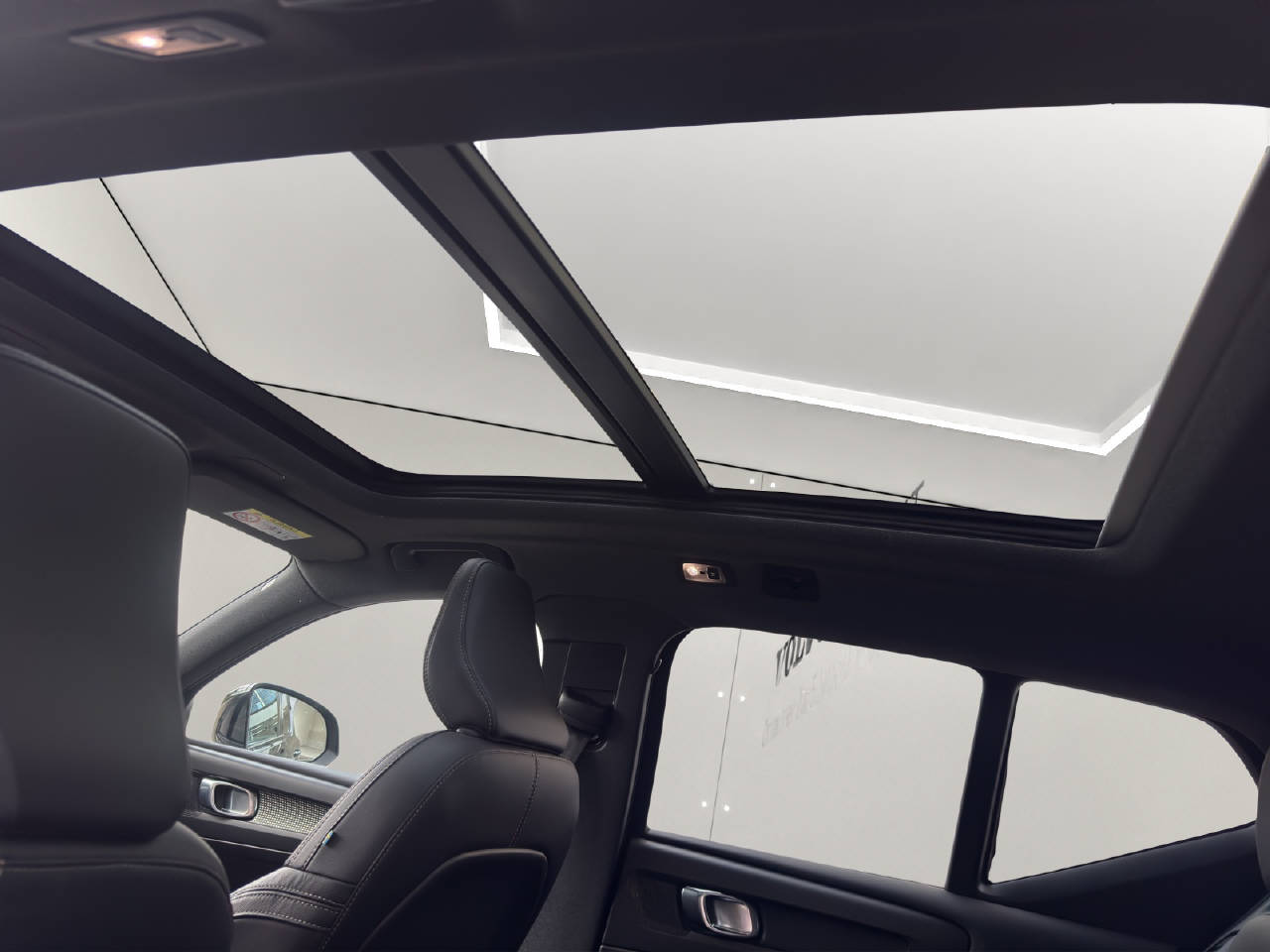 VOLVO XC40 2.0 B4 MH AWD R-Design-image-12